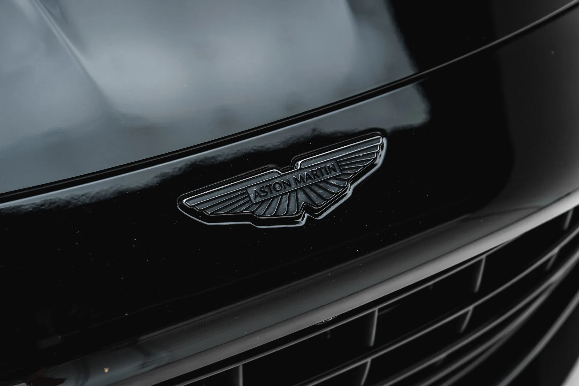 mph021_2658047668_Used_2025_Aston_Martin_Vantage_1790202712_cb43edb230