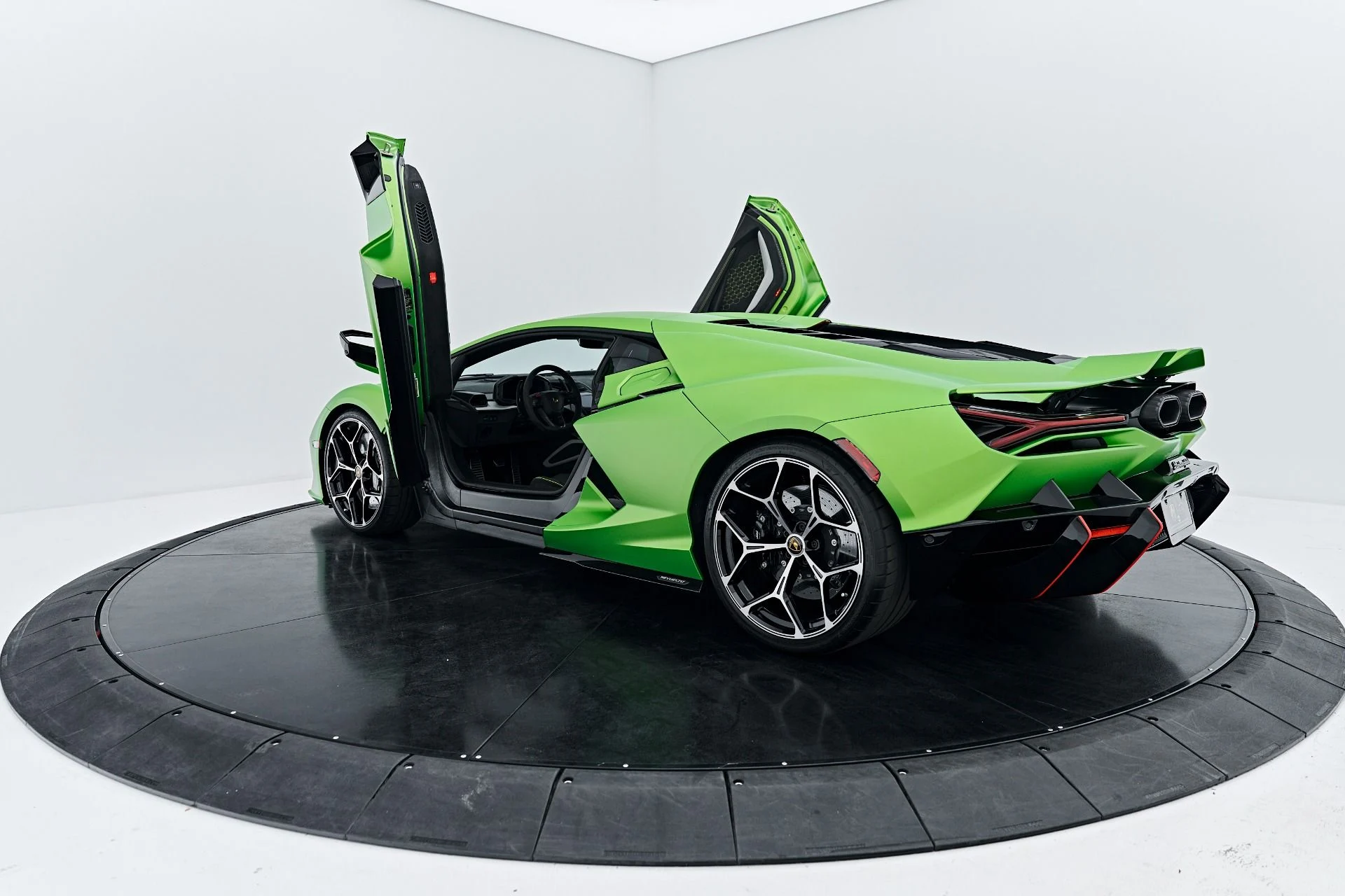 mph021_2660682625_Used_2024_Lamborghini_Revuelto_Base_1789697477_a12b5db36b