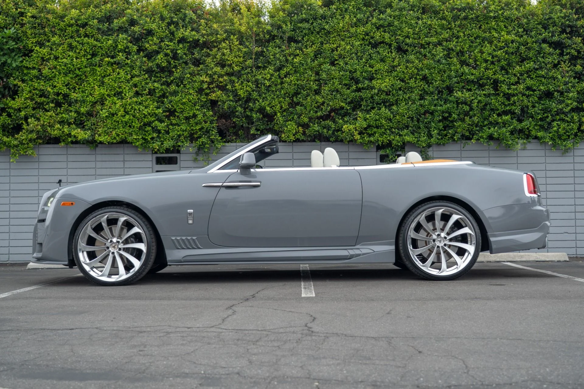 mph021_2666892863_Used_2017_Rolls_Royce_Dawn_1759961826_a168cfc6ef