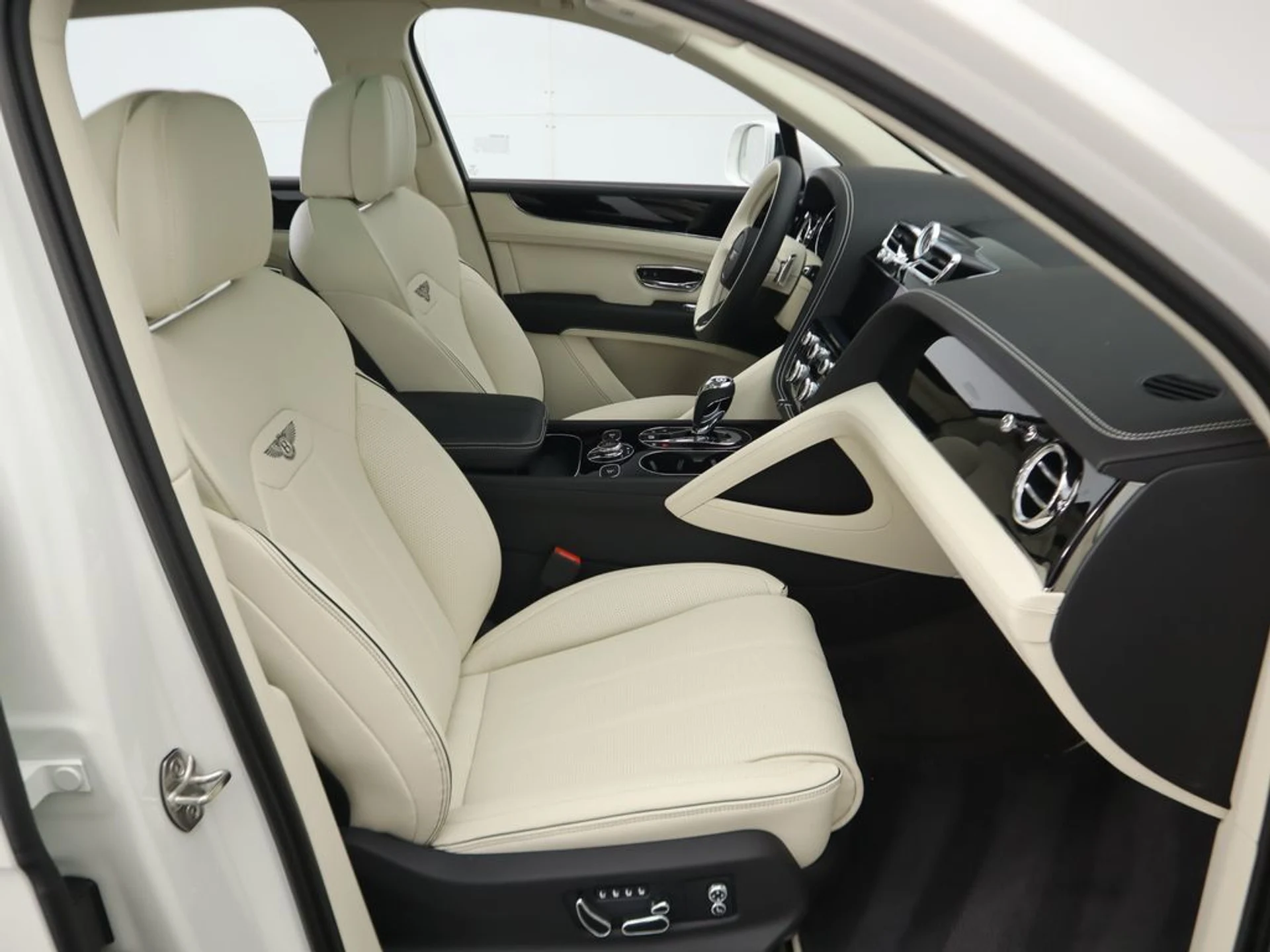 mph021_2669558187_new_2024_bentley_bentayga_v8awd_8119_22512900_22_1024_bf08900236