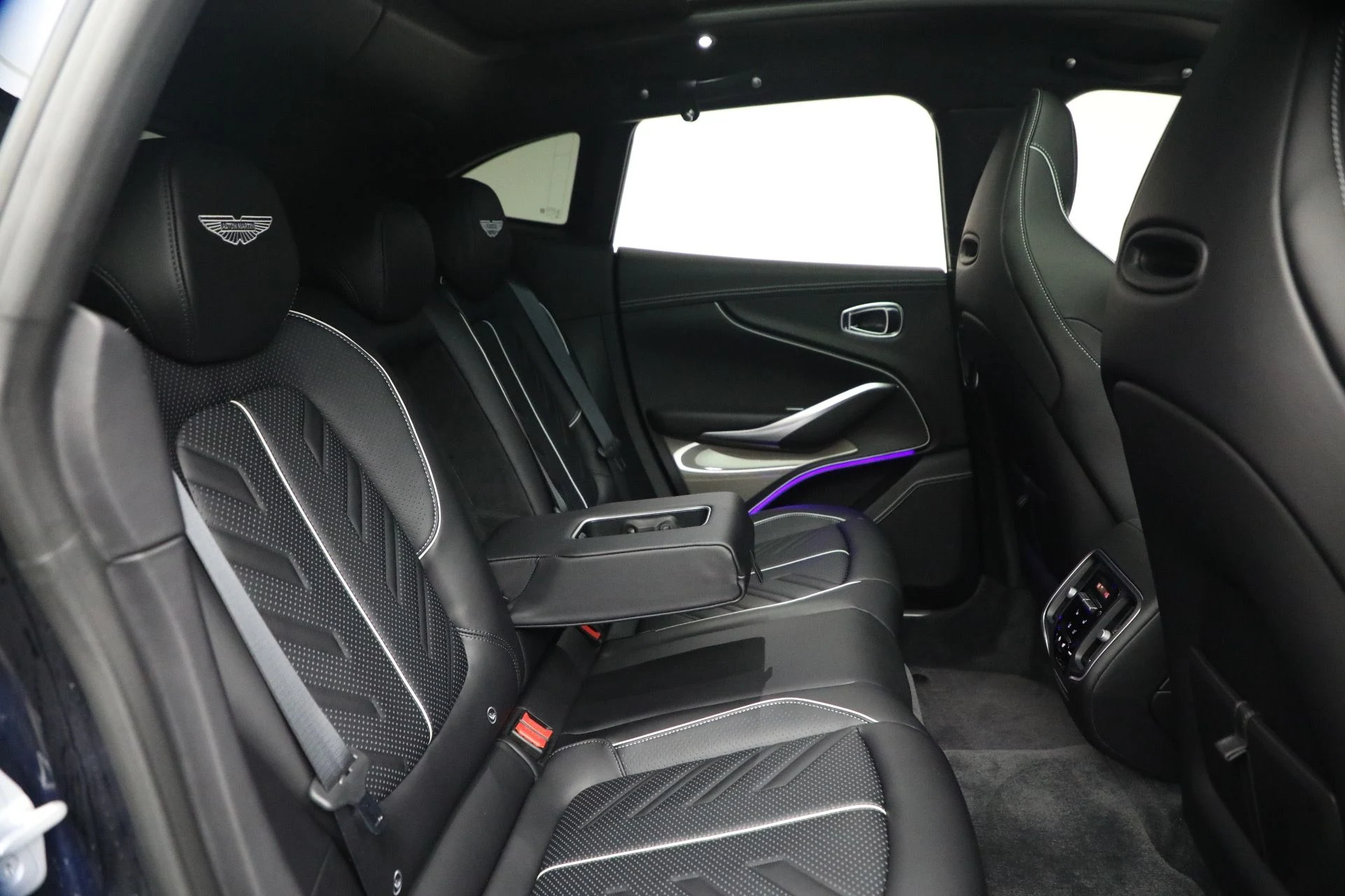 mph021_2669935360_New_2026_Aston_Martin_DBX_S_1767984157_37fbf7d673