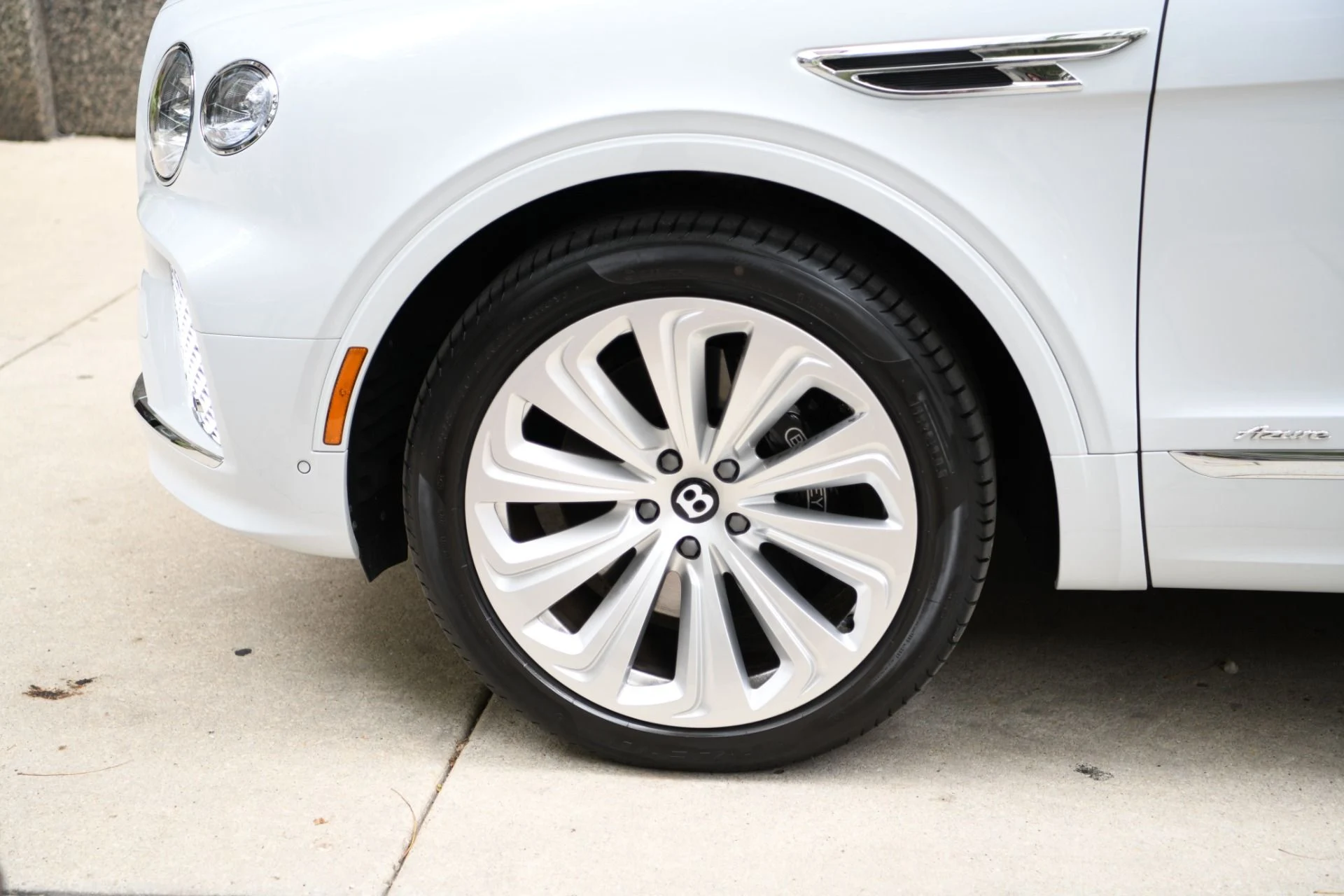 mph021_2675978413_Used_2024_Bentley_Bentayga_Azure_V8_1756931591_dd96e7bb36