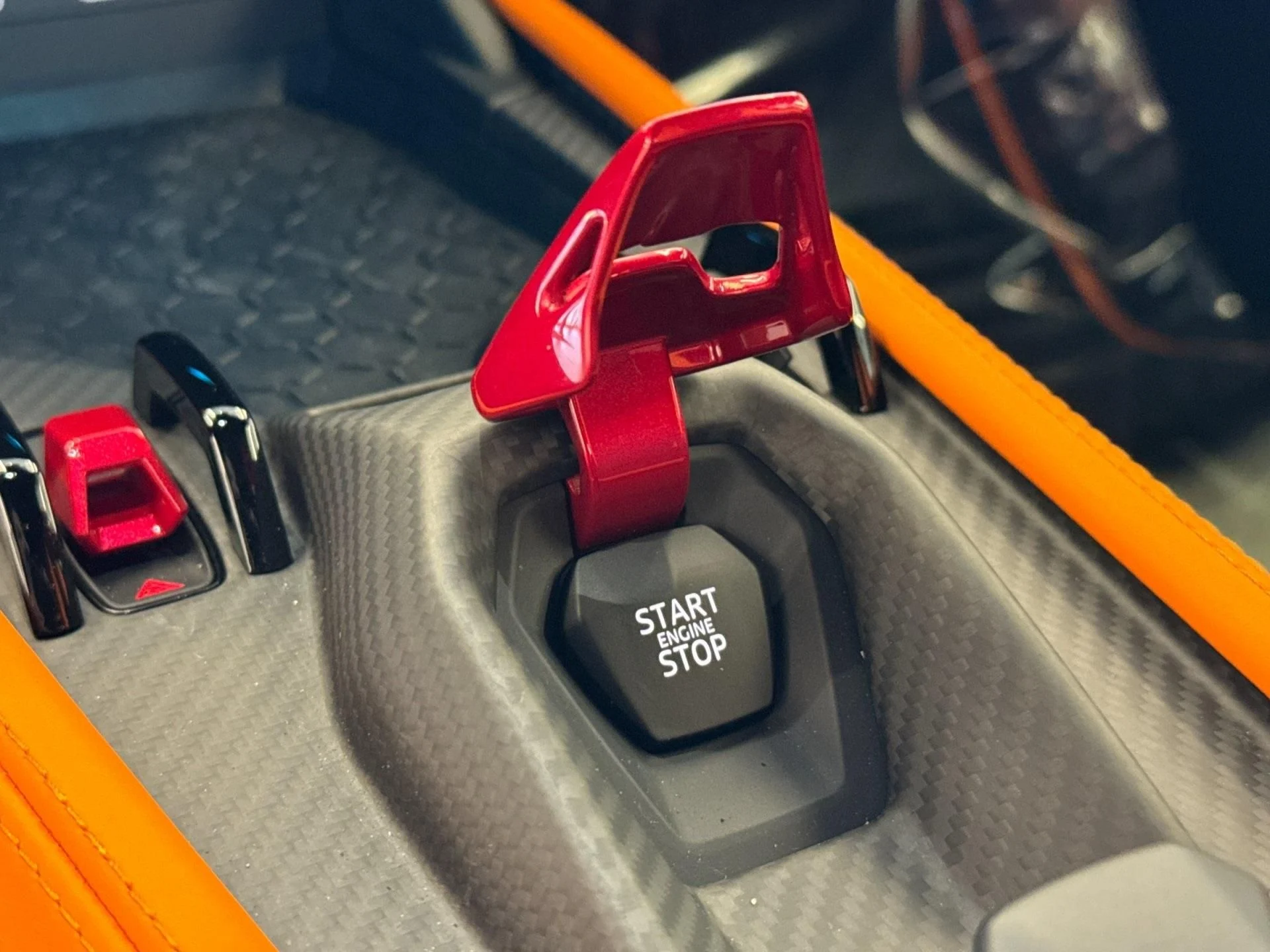 mph021_2703841838_New_2025_Lamborghini_Revuelto_Base_1756563350_dbf2dff7da