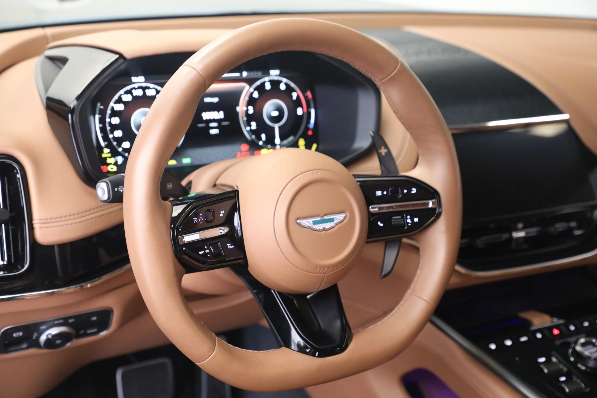 mph021_2713135415_Used_2025_Aston_Martin_DBX_707_1777035536_eee3ce0d26