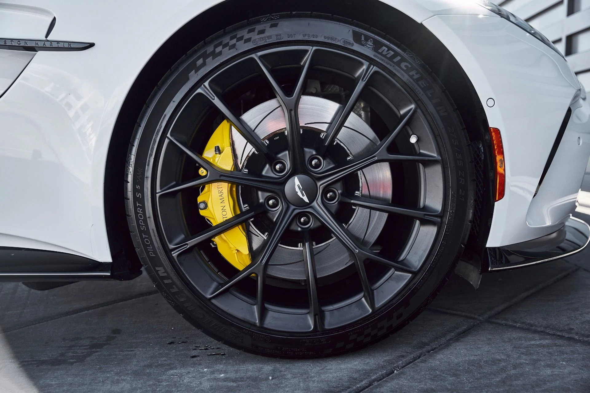 mph021_2713415520_Used_2025_Aston_Martin_Vantage_Base_1771099455_d47649c42b