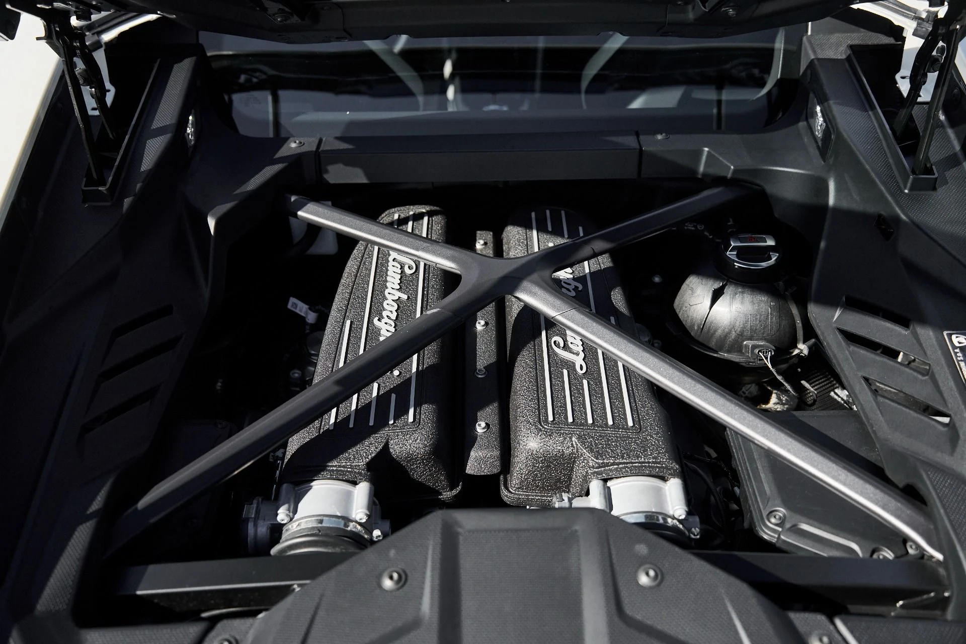 mph021_2716375413_Used_2022_Lamborghini_Huracan_EVO_Base_1761947355_f1a7e1ecee