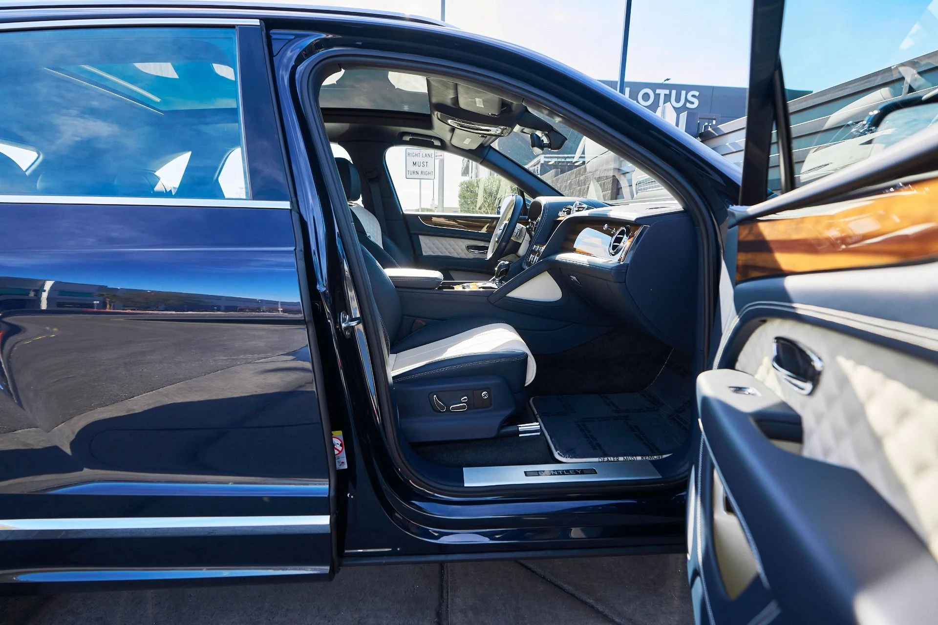 mph021_2745964476_Used_2021_Bentley_Bentayga_V8_1764208982_e14652502a