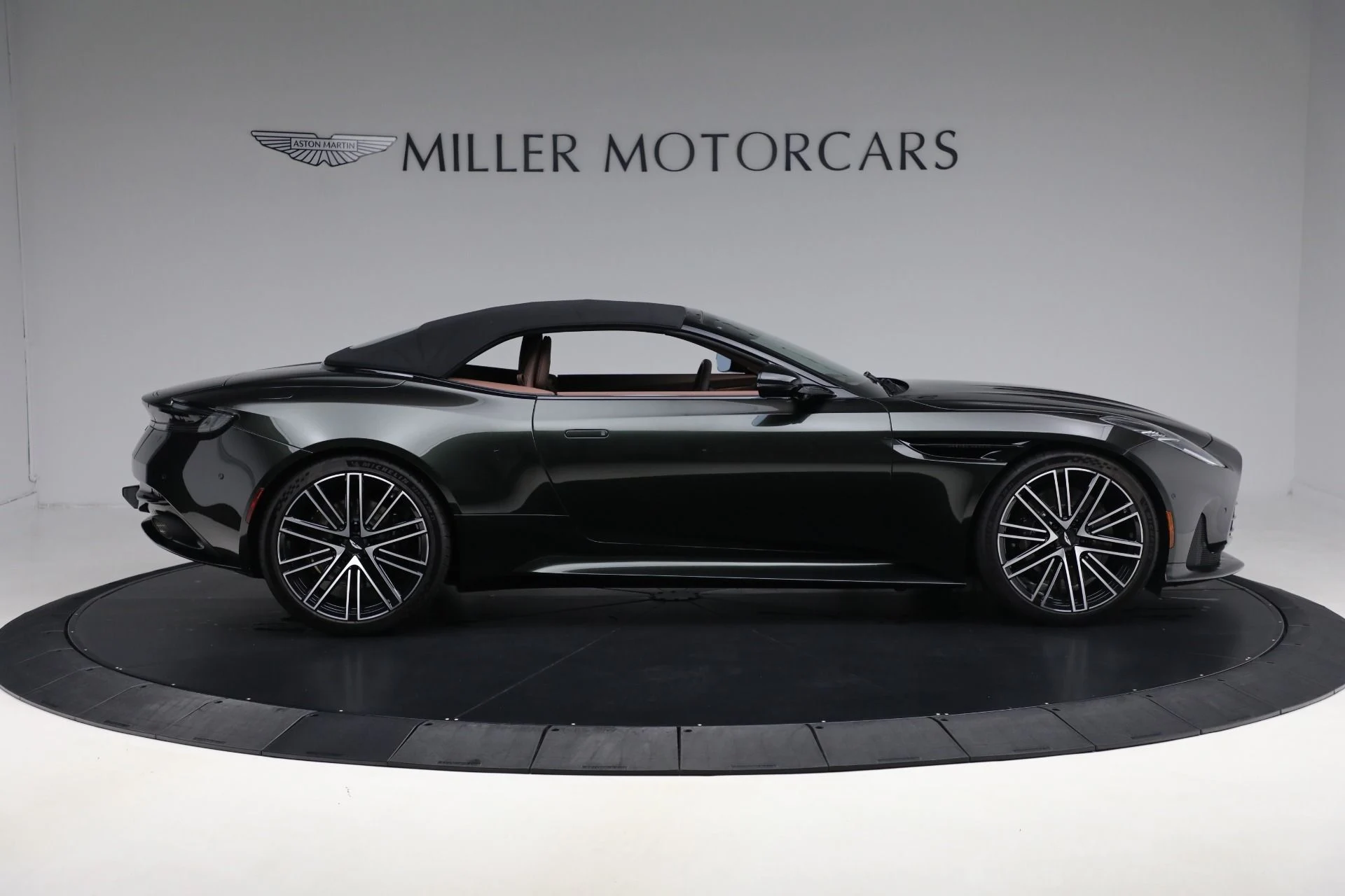 mph021_2774366857_Used_2024_Aston_Martin_DB_12_Volante_bc1c66f891