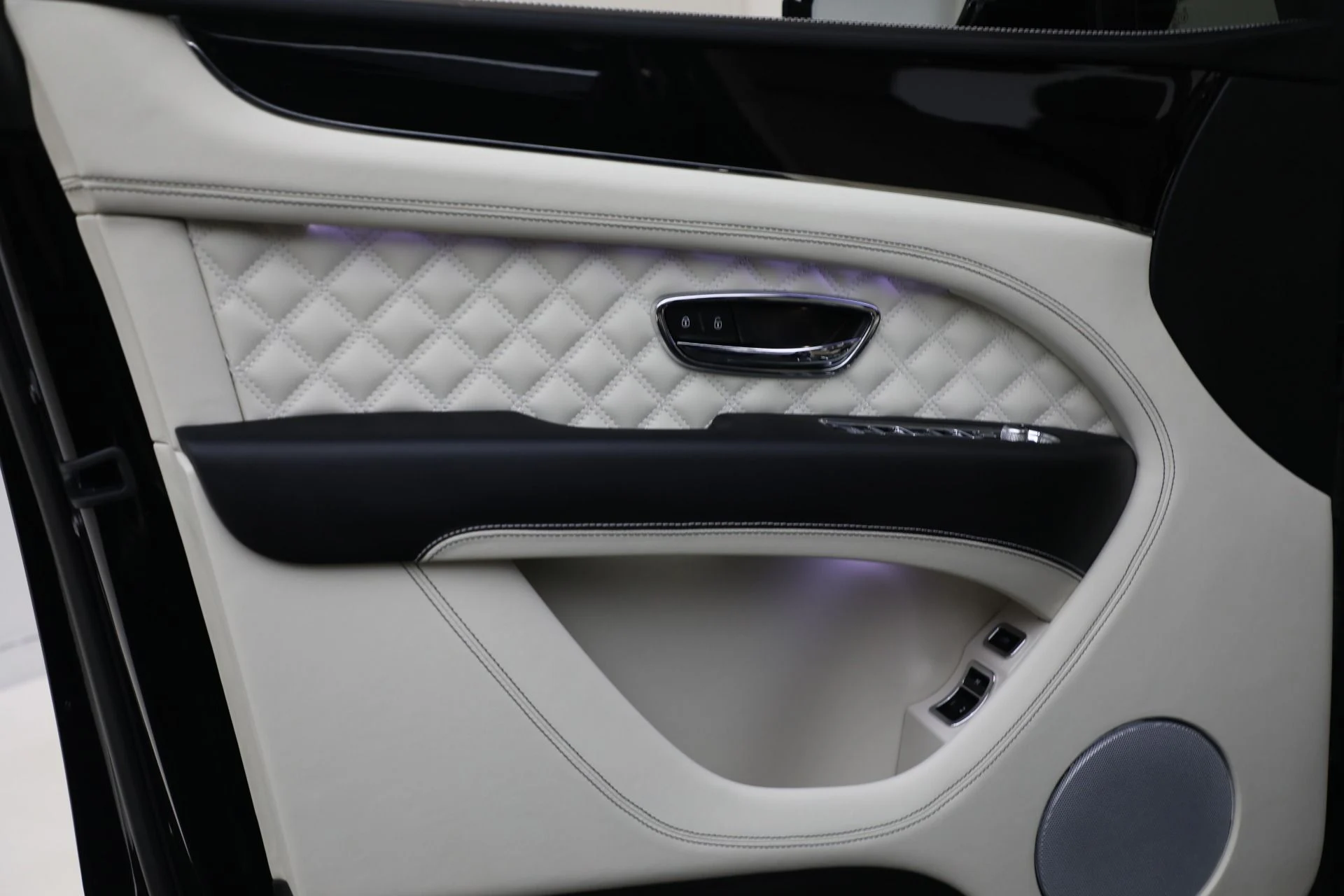 mph021_2789520925_Used_2023_Bentley_Bentayga_Azure_V8_d4a8aa09a7