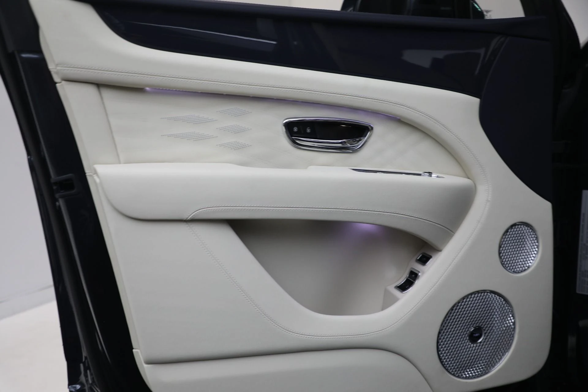 mph021_2857771925_New_2025_Bentley_Bentayga_Atelier_Edition_V8_a9bd2339d4