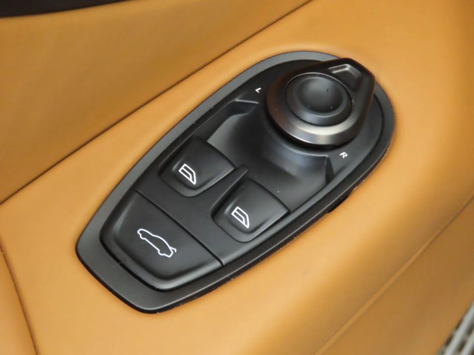 mph021_2867822537_used_2025_aston_martin_vantage_coupe_8119_22982466_22_1024_02dc731d84