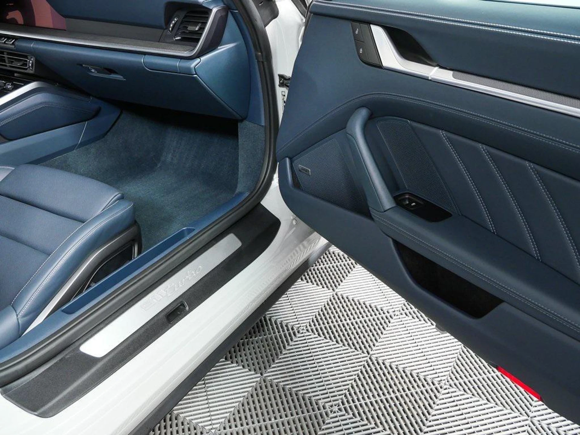 mph021_2872963072_w_Ov_Z1kf_w_Vs_L5_M_Km_Arir_Sz_R8x_BY_1d6d89e44b