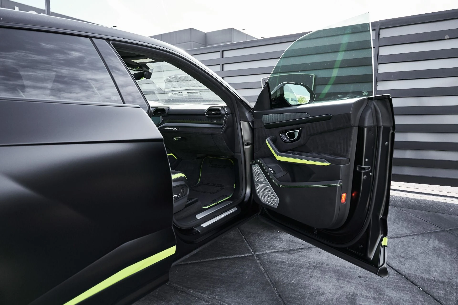 mph021_2888479336_Used_2022_Lamborghini_Urus_1774548580_088a51314f