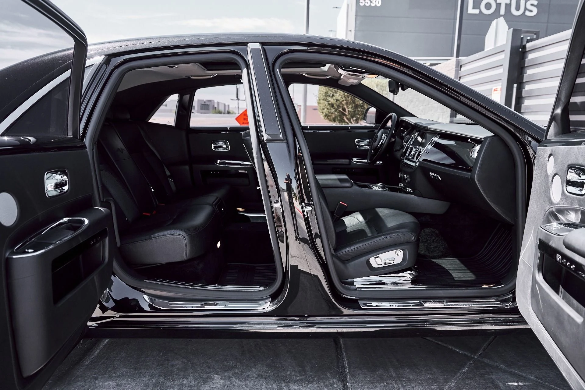 mph021_2901470224_Used_2014_Rolls_Royce_Ghost_Base_1781025948_bfd03ca409