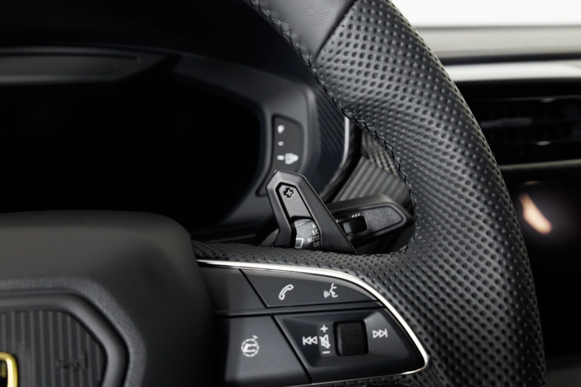 mph021_2934752767_Used_2025_Lamborghini_Urus_SE_1779304703_afa84e5537