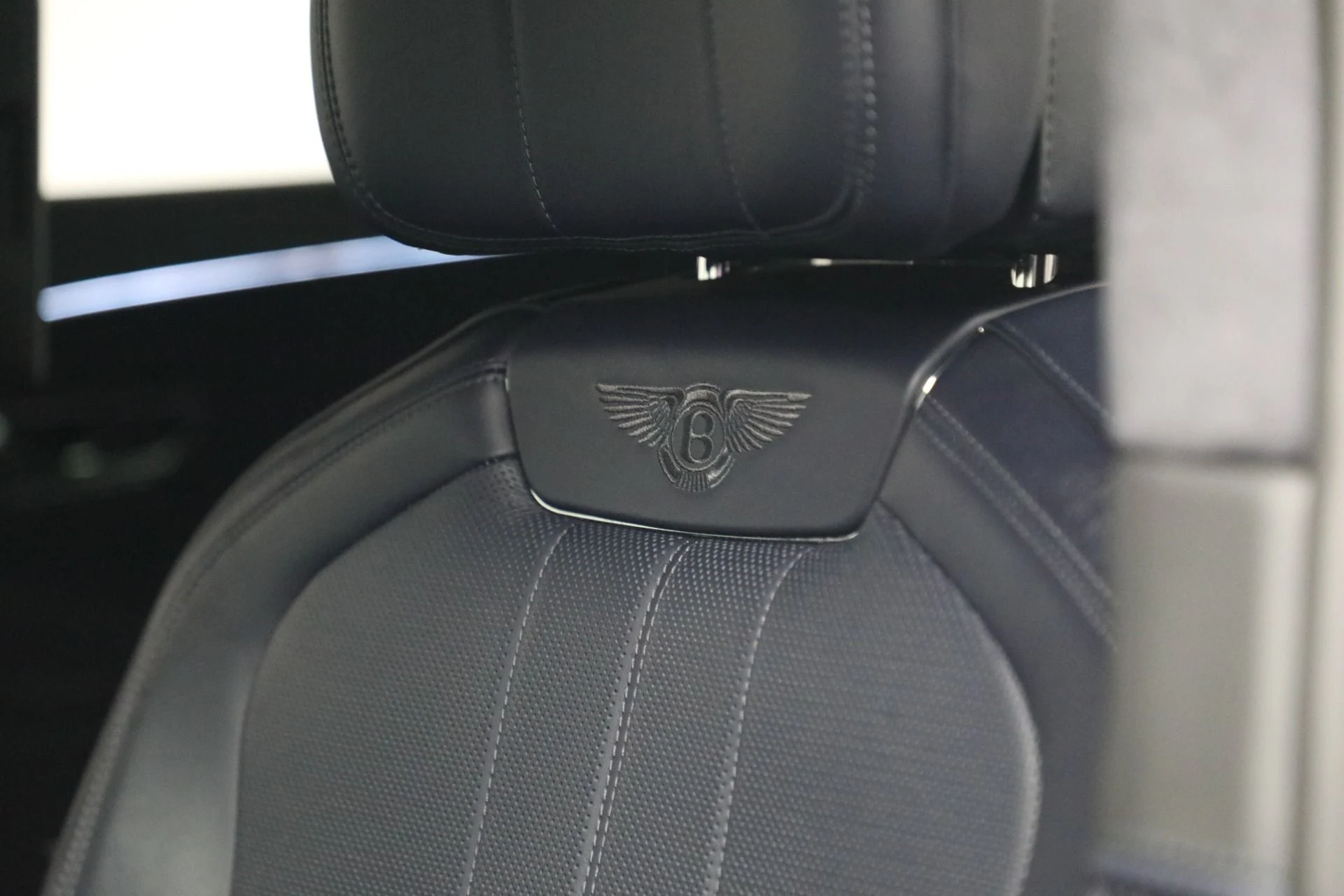 mph021_2957790716_Used_2023_Bentley_Flying_Spur_V8_1770152797_cddf5bd35f