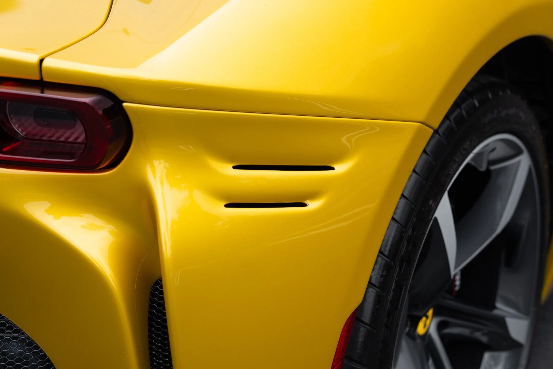 mph021_2960441207_Used_2022_Ferrari_SF_90_Spider_1775626389_c702222ab8