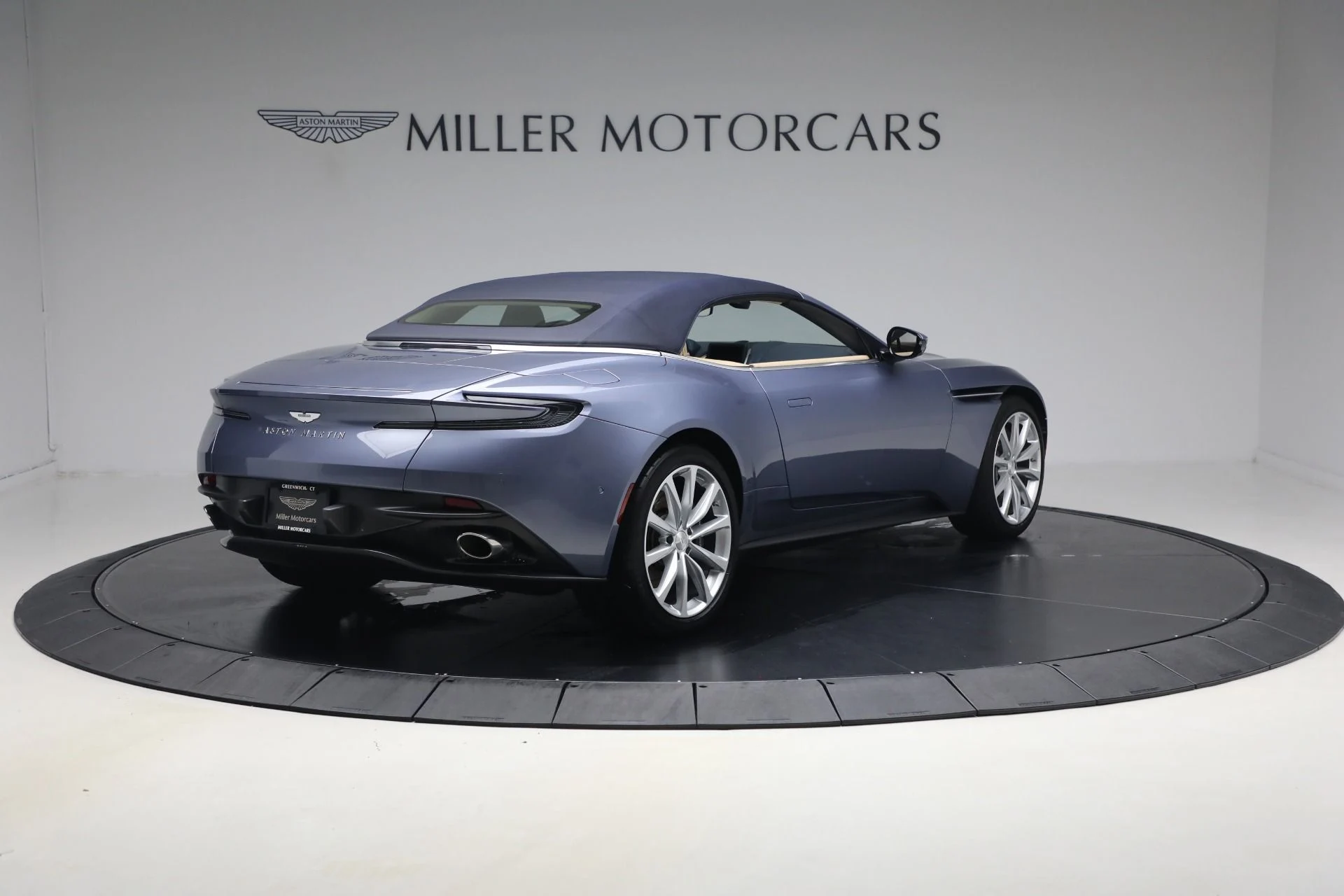 mph021_2970443754_Used_2022_Aston_Martin_DB_11_Volante_1787336409_43dfe6f755
