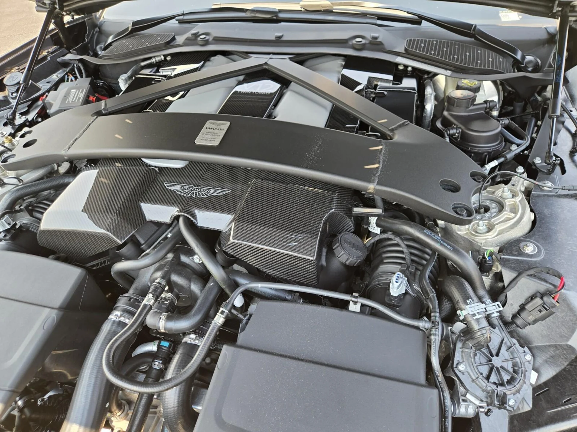 mph021_2971680327_New_2025_Aston_Martin_Vanquish_V12_1754459291_787dc98641