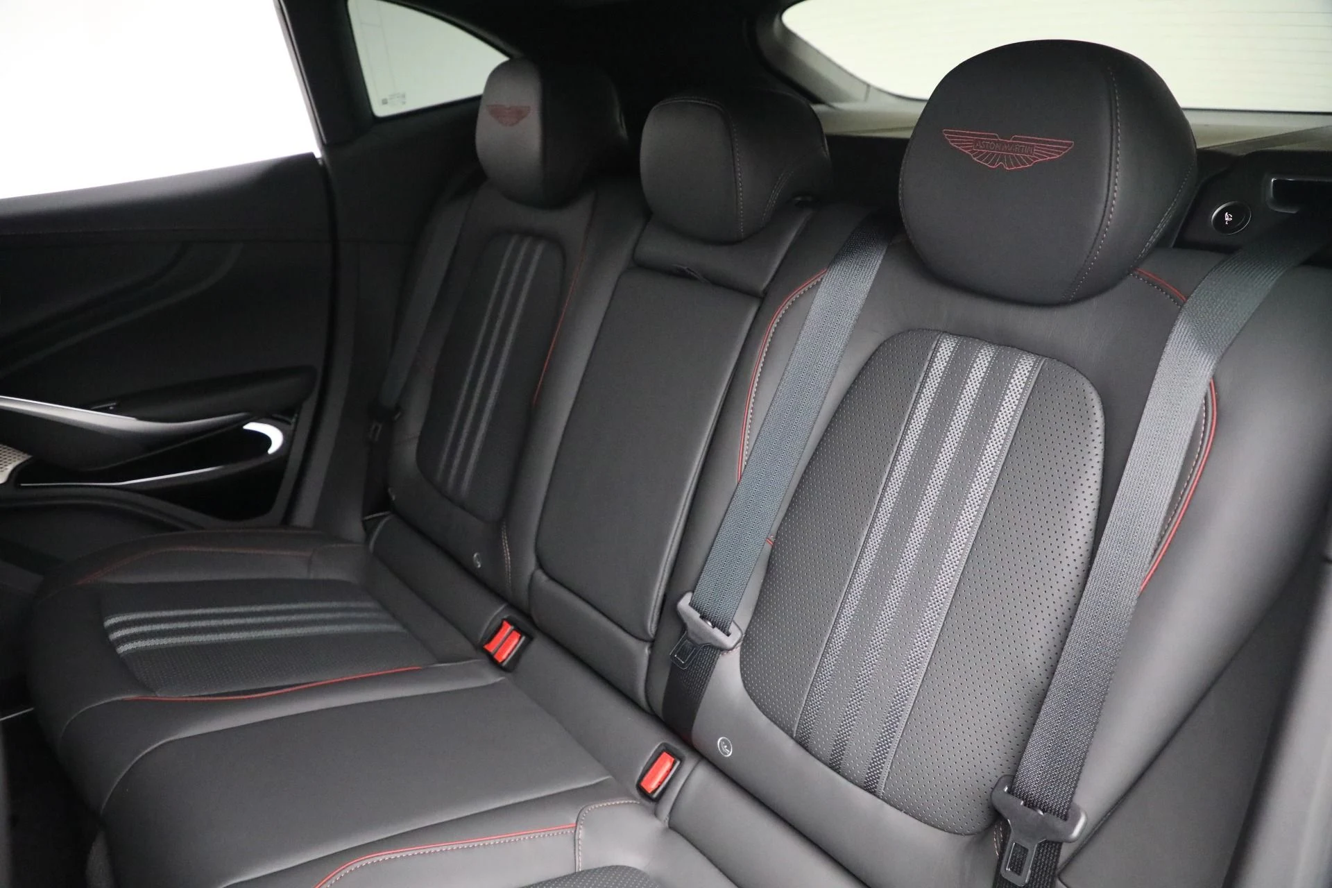 mph021_2981110000_New_2025_Aston_Martin_DBX_707_710ebd264c