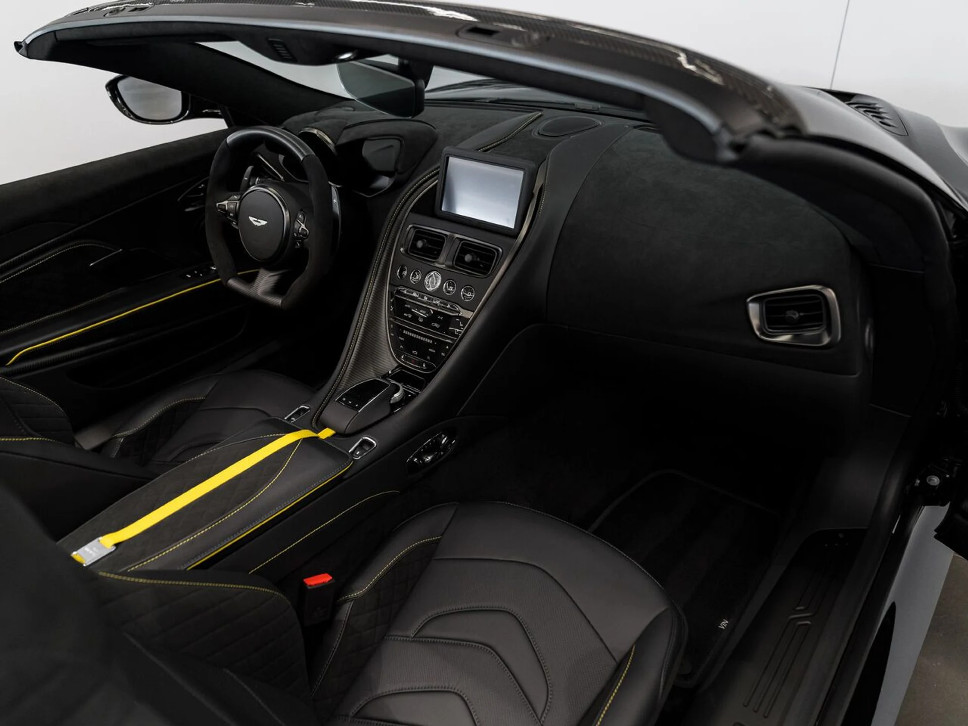 mph021_3026203308_aston_martin_dbs_2023_jpg_v_1773863537_dc4c57448b