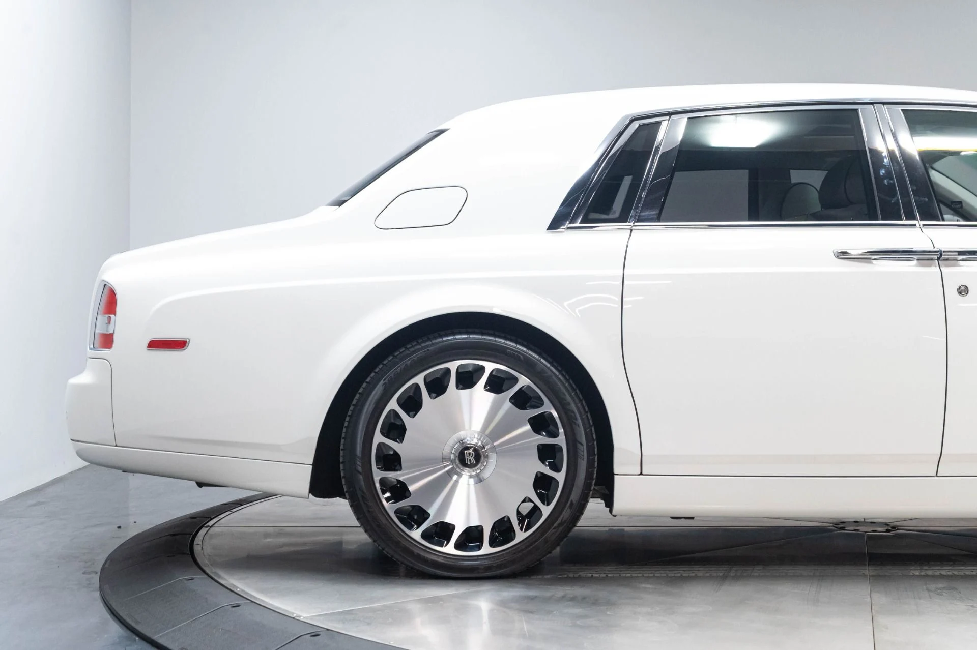mph021_3026874014_Used_2013_Rolls_Royce_Phantom_1784226914_f7e631695a