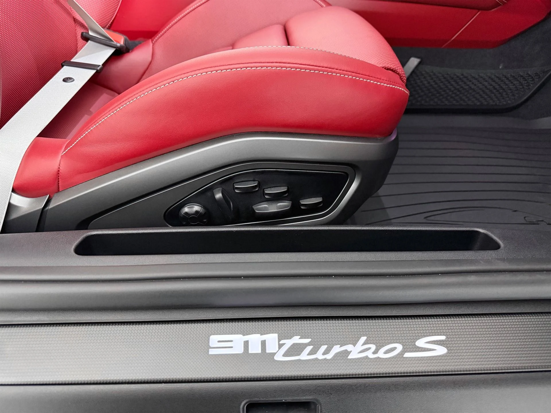 mph021_3073559039_Used_2025_Porsche_911_Turbo_S_1761053595_88a3a27b6f