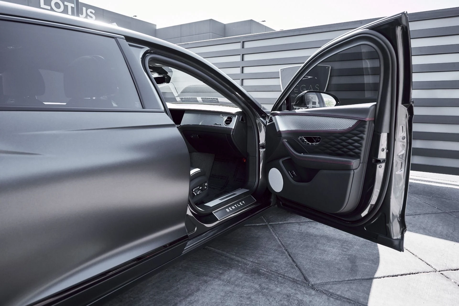 mph021_3076143362_Used_2023_Bentley_Flying_Spur_V8_1773280637_caef6687d6