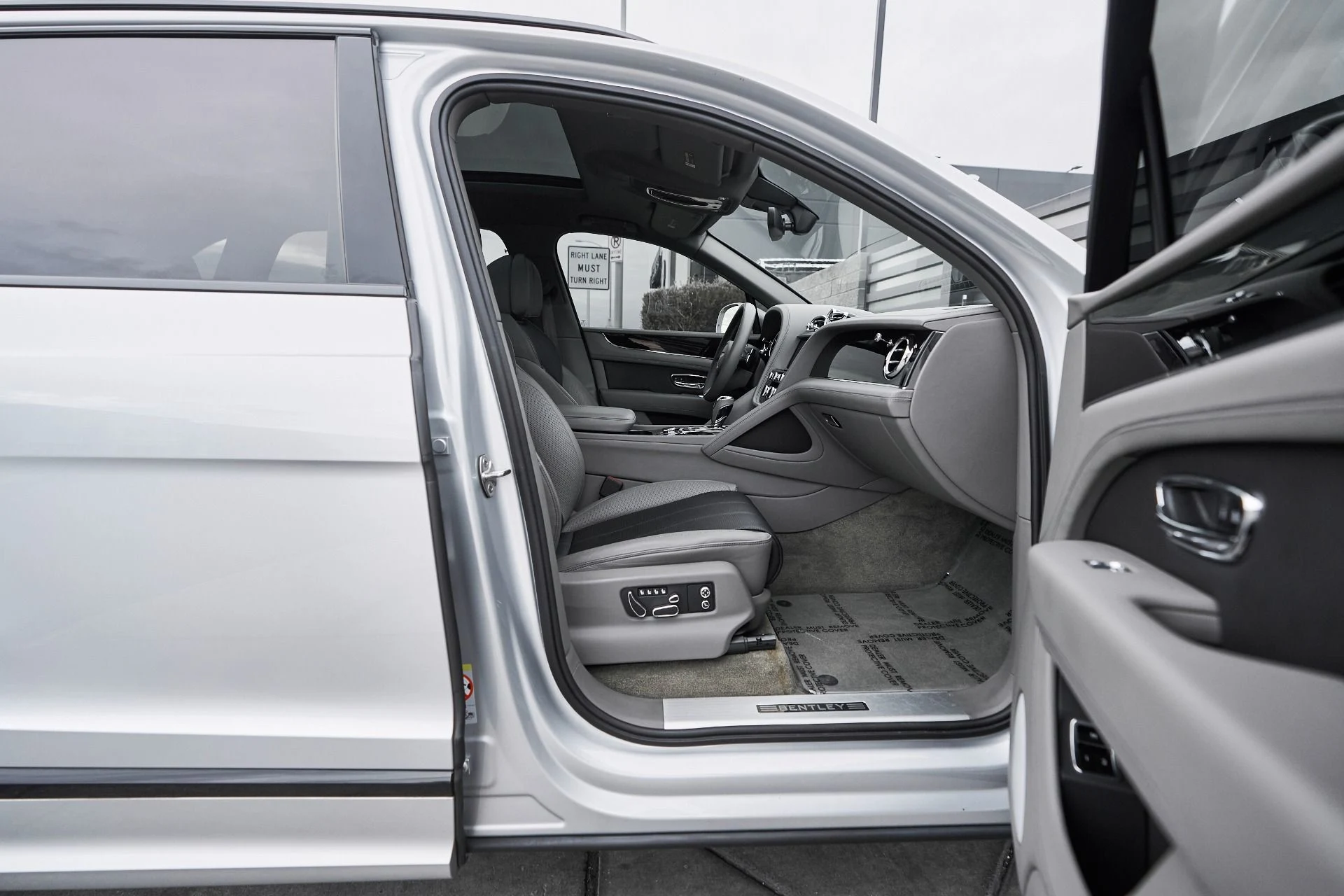 mph021_309048475_Used_2023_Bentley_Bentayga_EWB_Azure_1763502494_d88b56c369