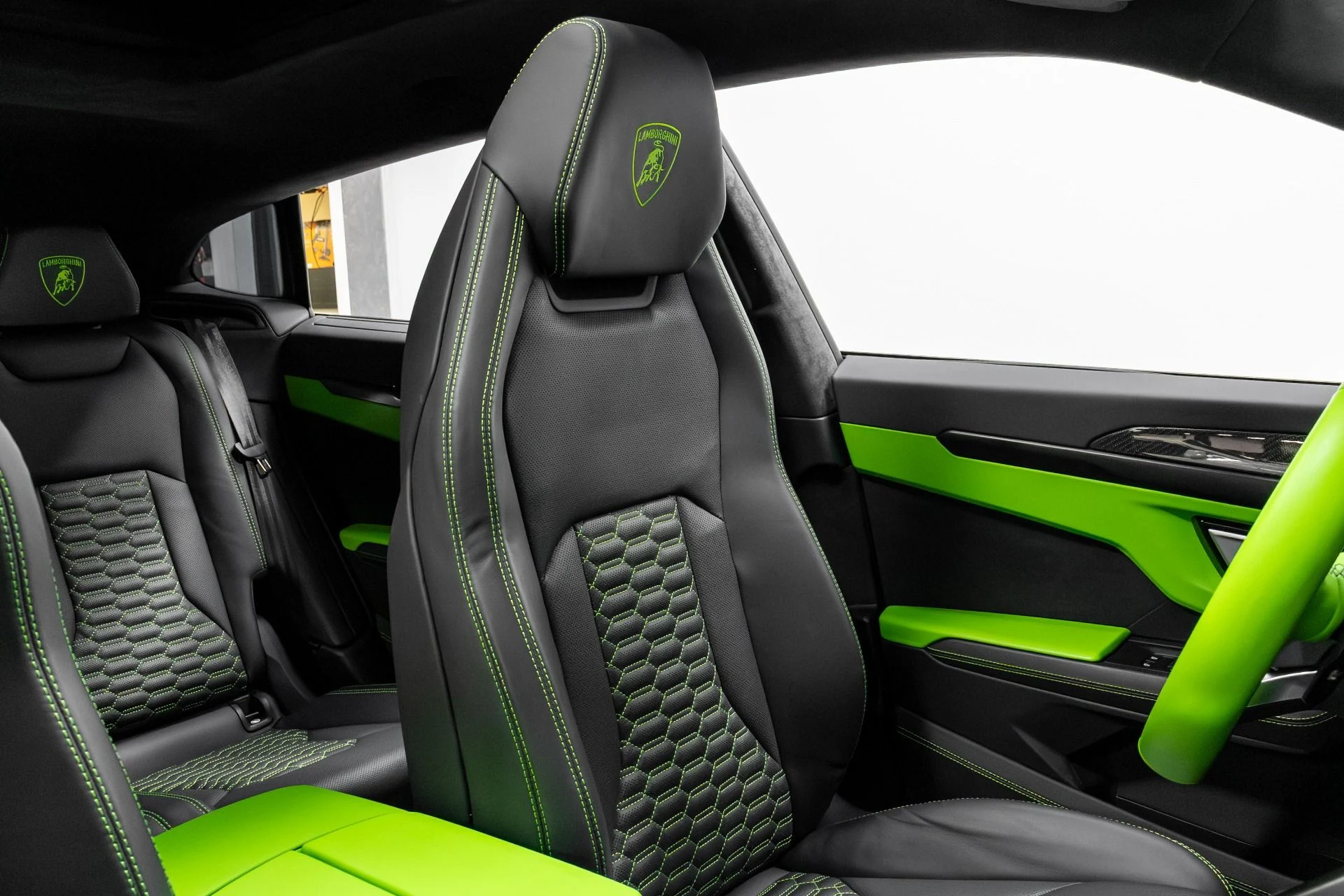 mph021_3106773225_Used_2022_Lamborghini_Urus_1771543126_2124b51e03