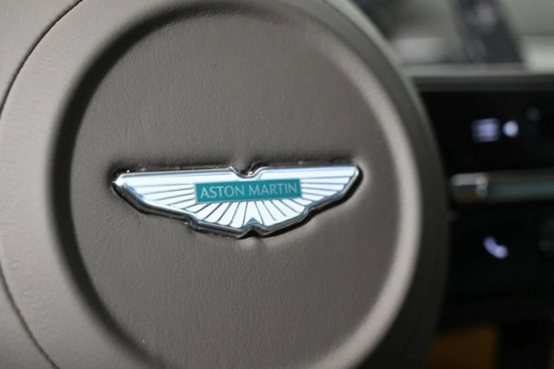 mph021_3124254319_new_2025_aston_martin_vanquish_coupe_11350_22897480_21_640_7ba03ae9ad