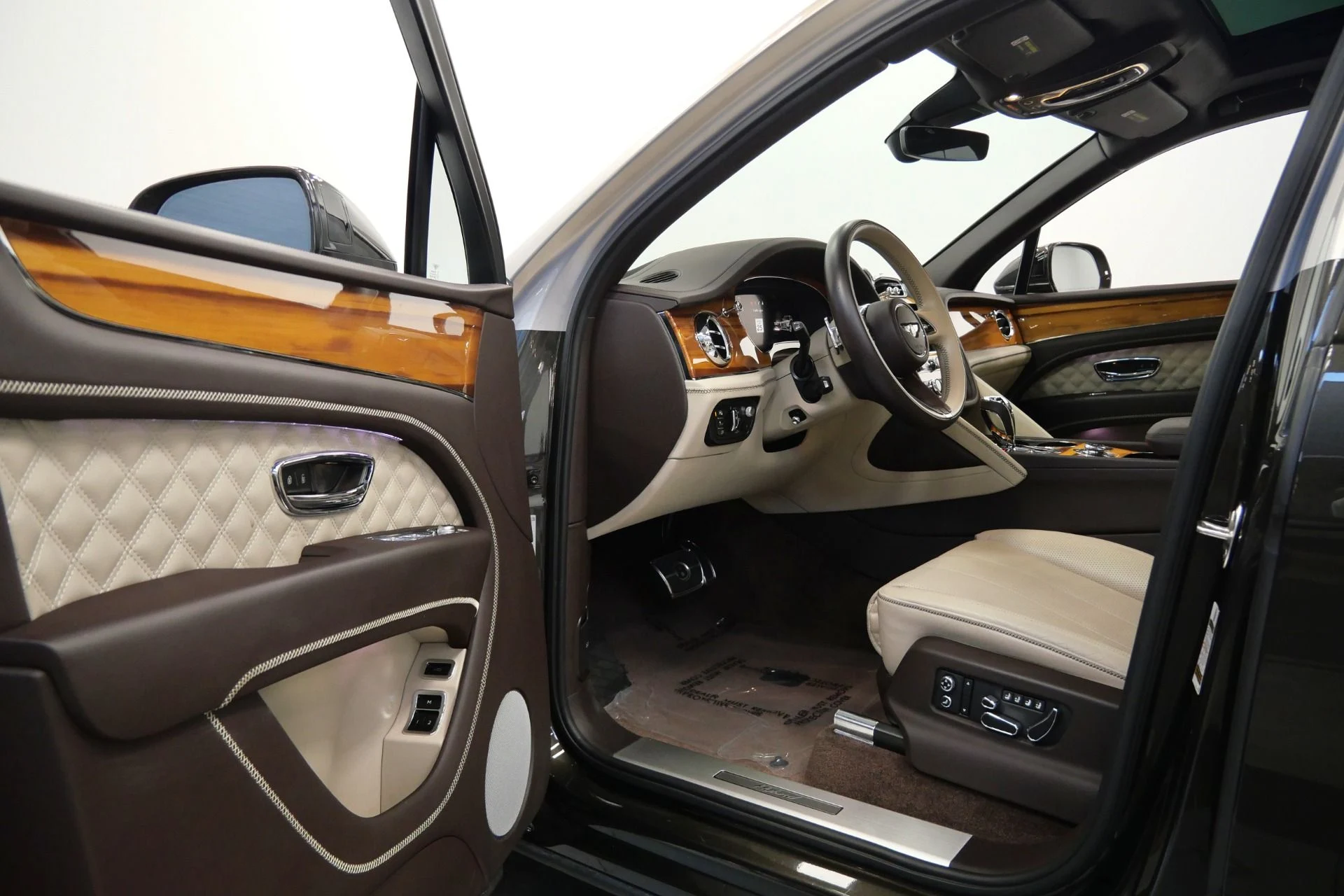 mph021_3124851840_Used_2021_Bentley_Bentayga_Hybrid_Mulliner_Driving_Specification_Four_Seat_Comfort_Specification_1767026081_a4262a2935