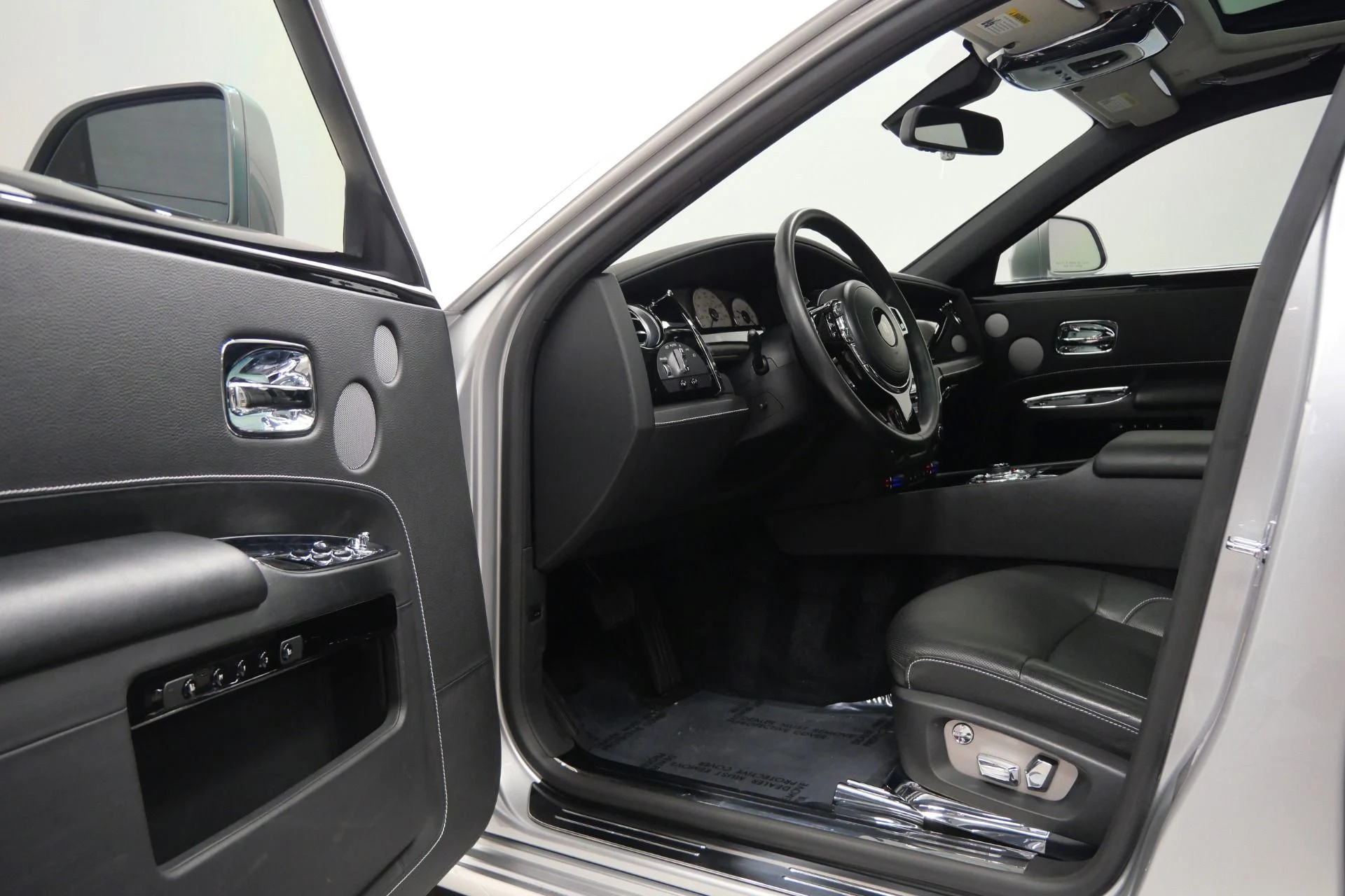 mph021_3133523257_Used_2013_Rolls_Royce_Ghost_Rear_Seat_Entertainment_Picnic_Tables_V12_Power_1766770439_bffcef1dfb