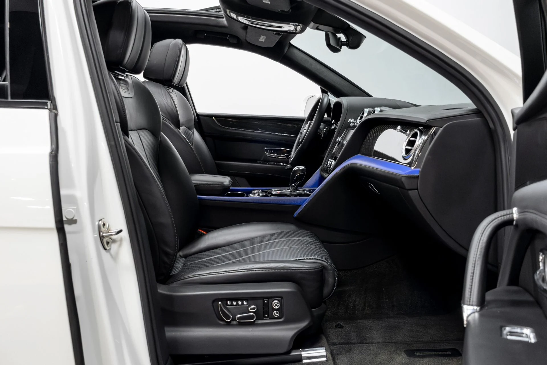 mph021_3140445967_Used_2020_Bentley_Bentayga_V8_1770245140_e6580f4a9b