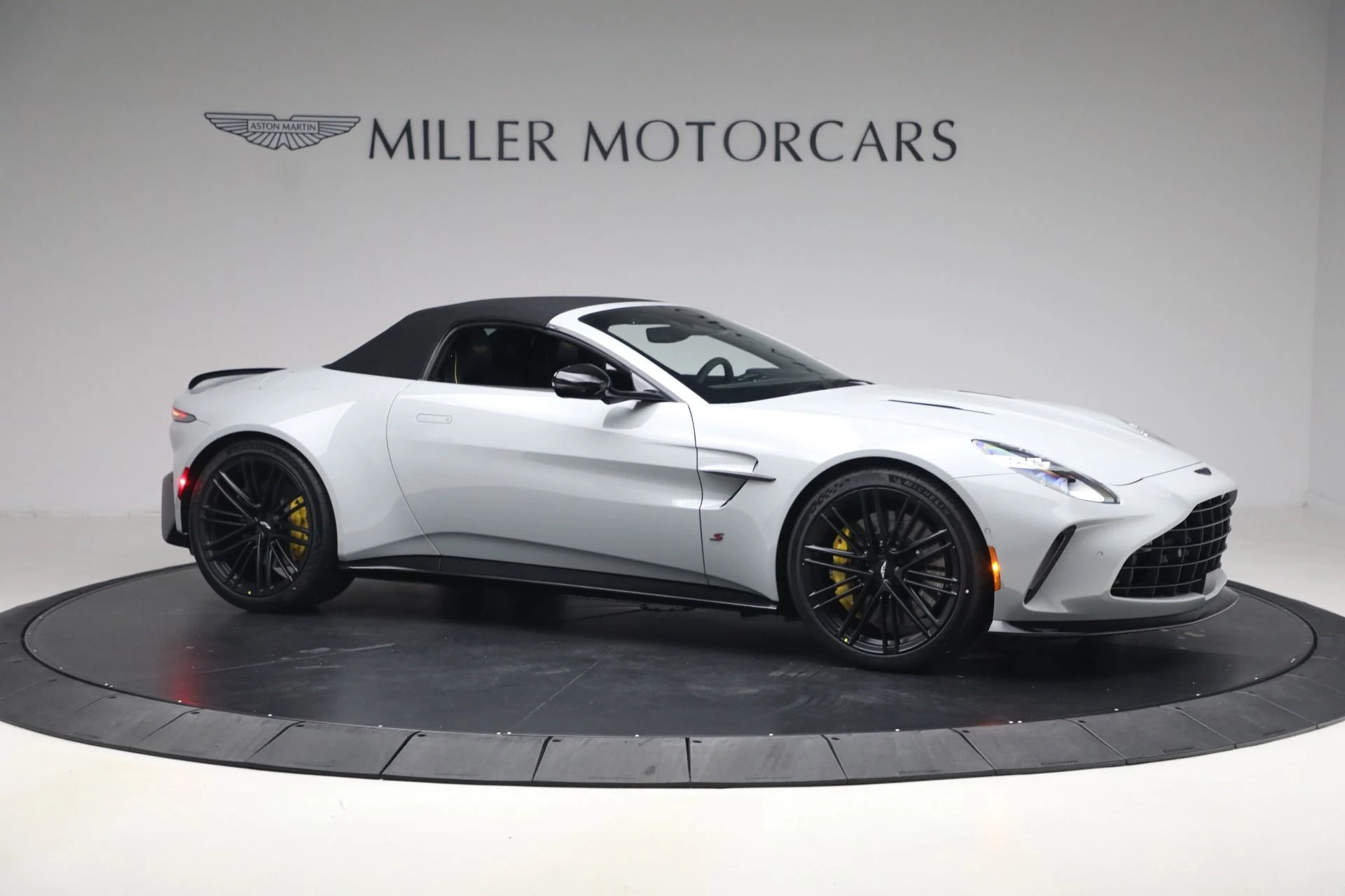 mph021_3151065682_New_2026_Aston_Martin_Vantage_S_Roadster_1776800186_2e23f21c10