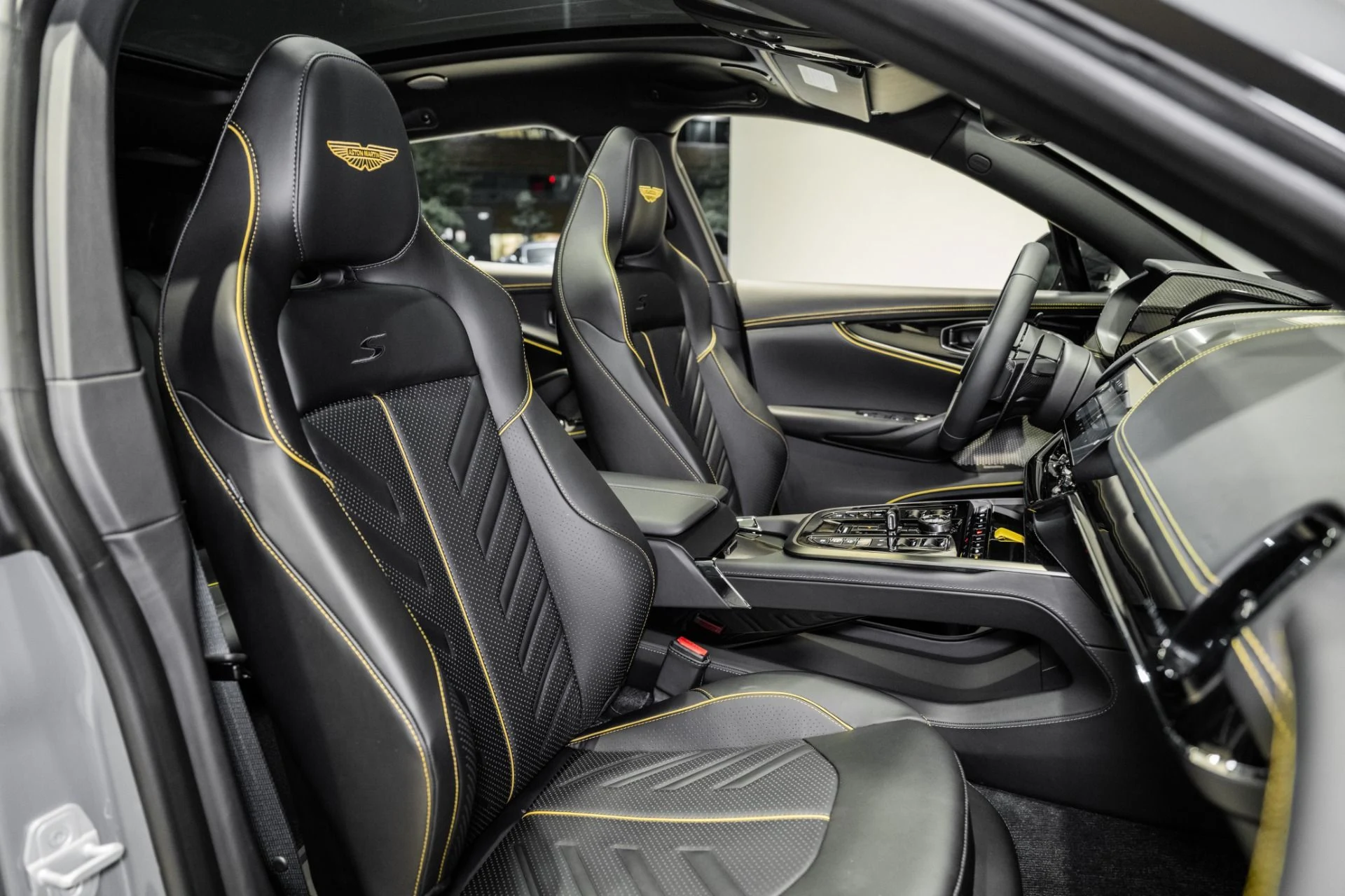 mph021_3151494335_New_2026_Aston_Martin_DBX_S_1778681702_28bd8876b7