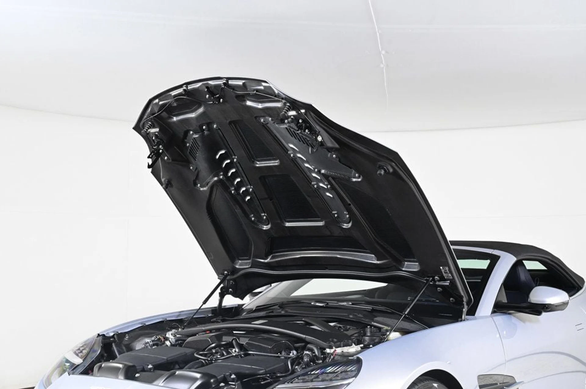 mph021_3153618255_new_2026_aston_martin_vanquish_volante_11350_22980293_21_1024_5818ad4e88