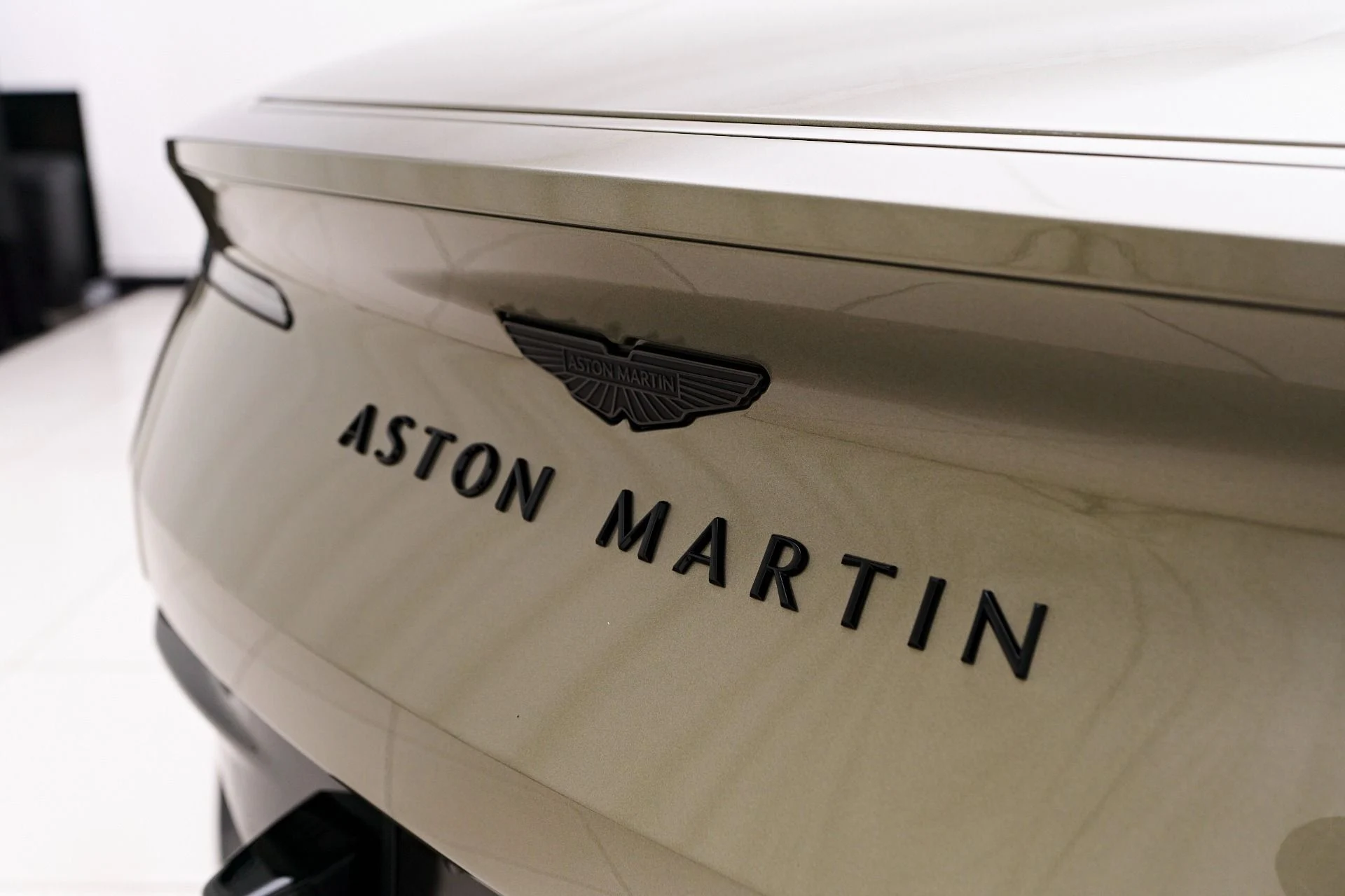 mph021_3159731997_Used_2024_Aston_Martin_DB_12_Volante_1731606794_8e5b344fea