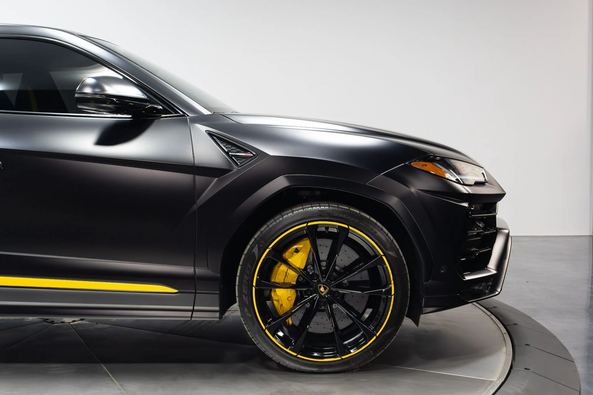 mph021_3188033256_Used_2022_Lamborghini_Urus_Graphite_Capsule_1775757245_1f633f3151