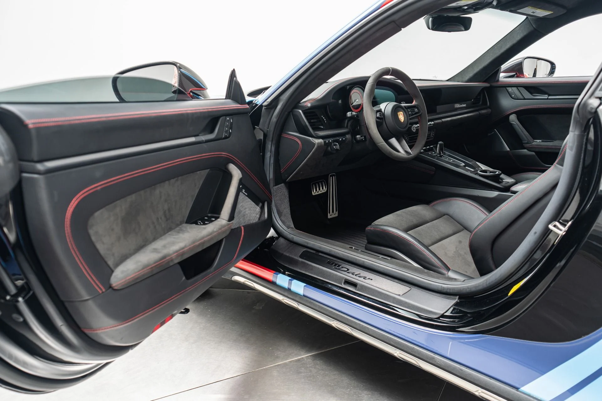 mph021_3191854273_Used_2024_Porsche_911_Dakar_Martini_Livery_Carbon_Roof_570_of_2500_1777055109_083d2b9772