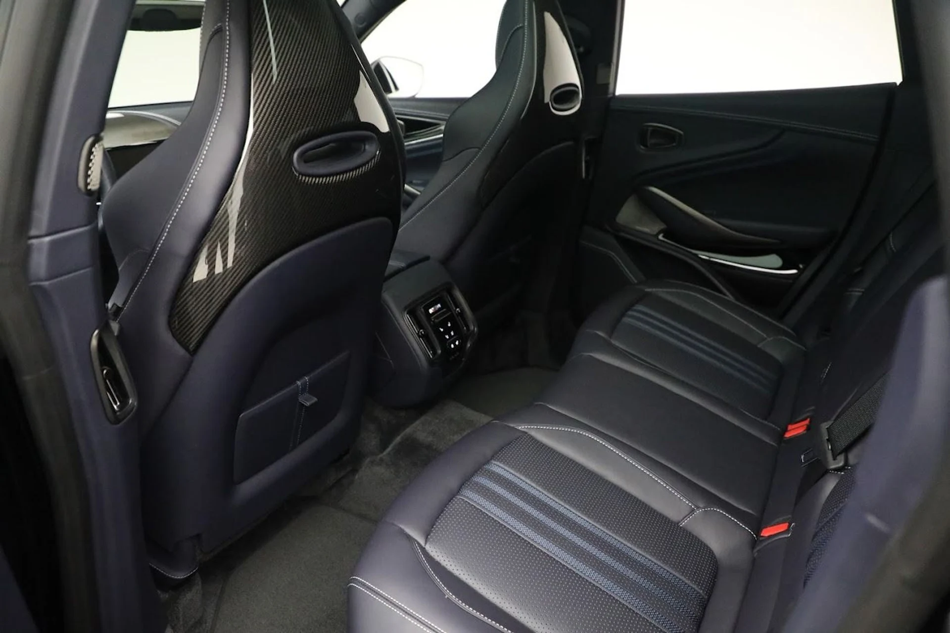 mph021_3204299857_New_2025_Aston_Martin_DBX_707_2e738415a3