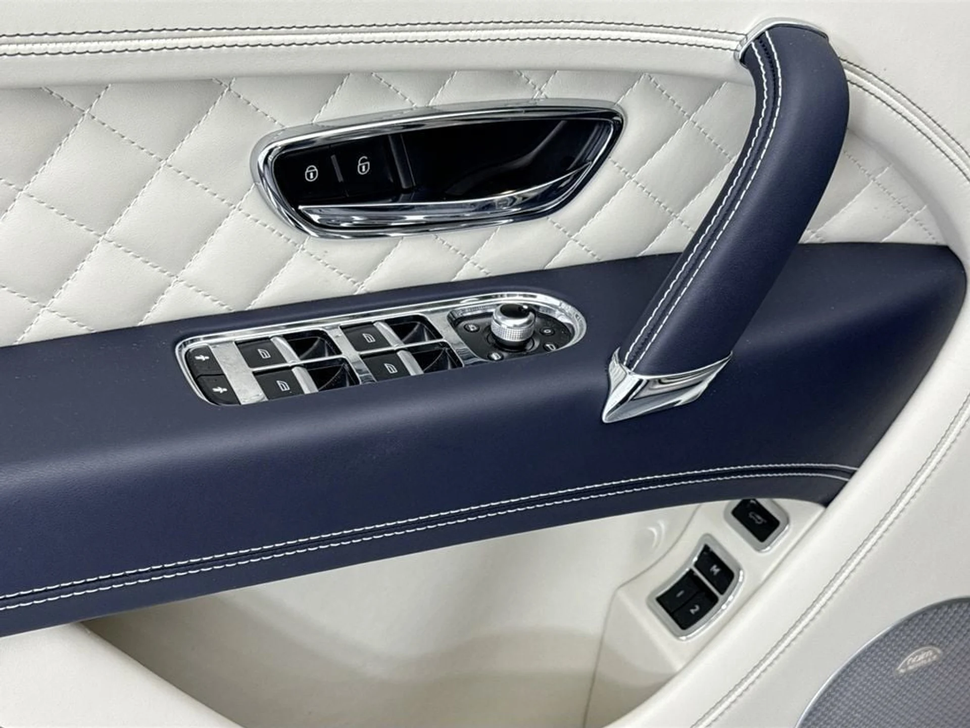 mph021_3216199091_used_2018_bentley_bentayga_8119_23013239_22_1024_5ec89f0a66