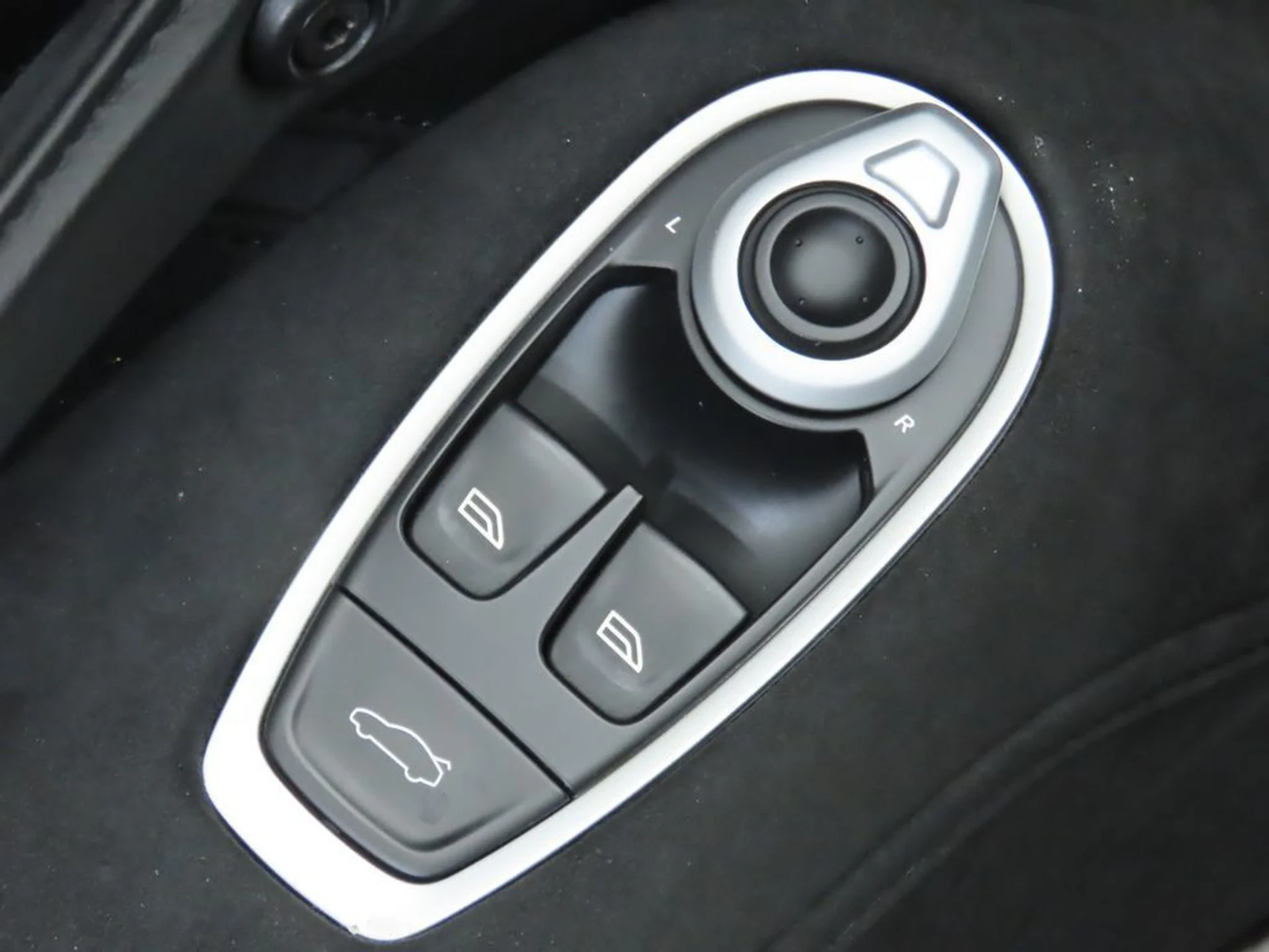 mph021_3249178612_used_2020_aston_martin_vantage_coupe_8119_22982881_22_1024_b54a553b15