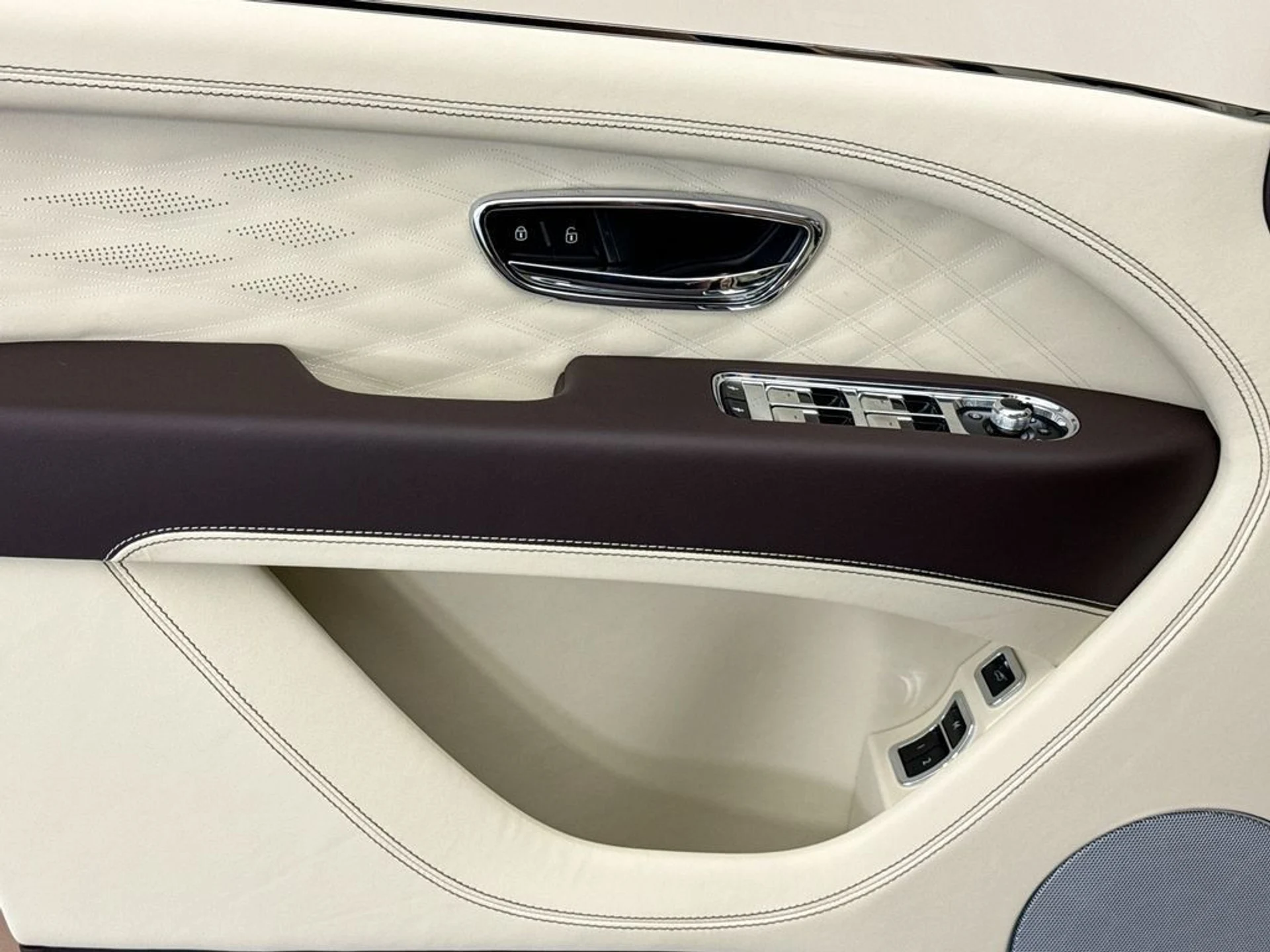 mph021_3257887330_new_2026_bentley_bentayga_8119_23010475_22_1024_e92a5d0de6