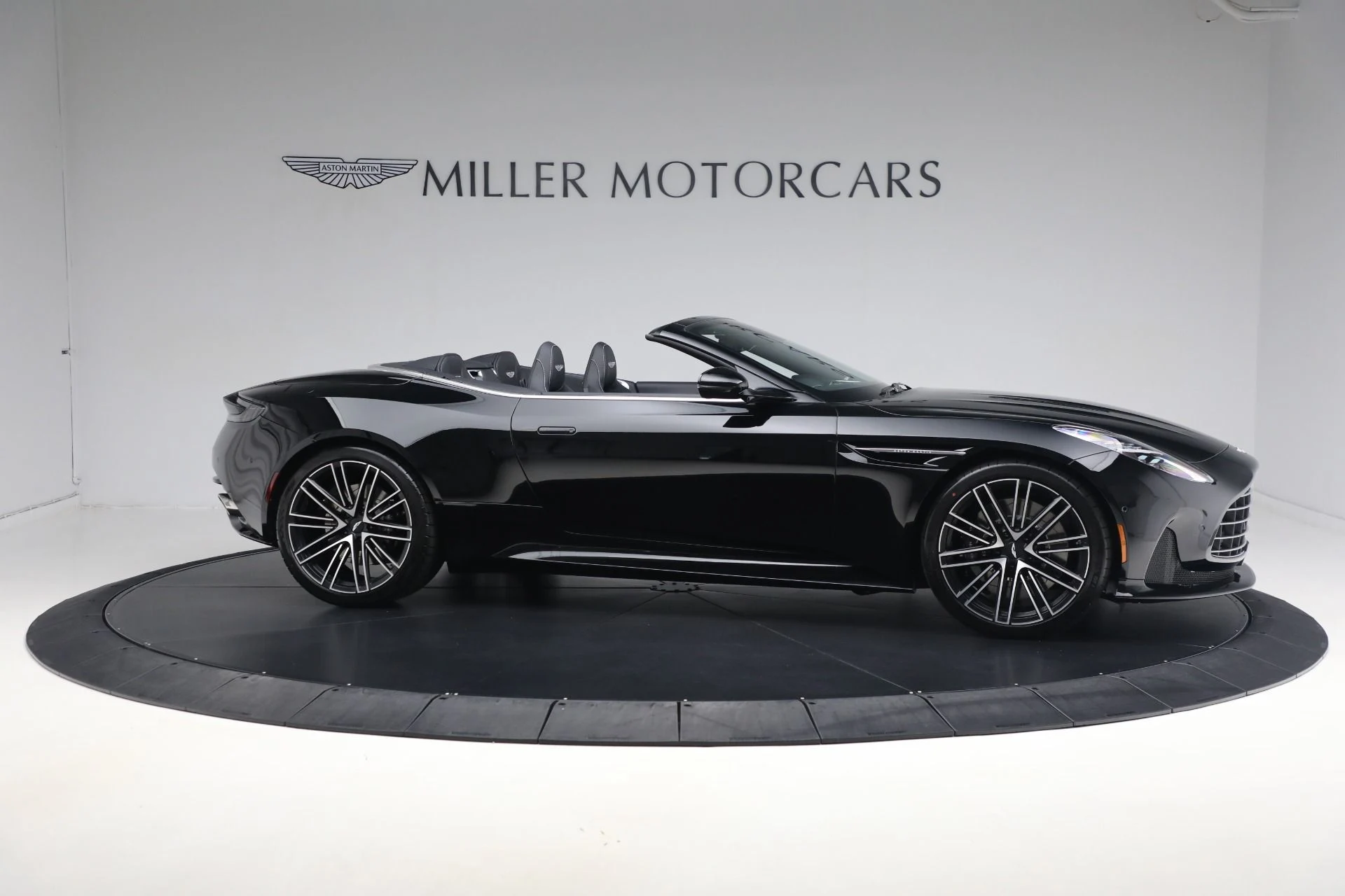mph021_3258961454_New_2025_Aston_Martin_DB_12_Volante_2cf924b995