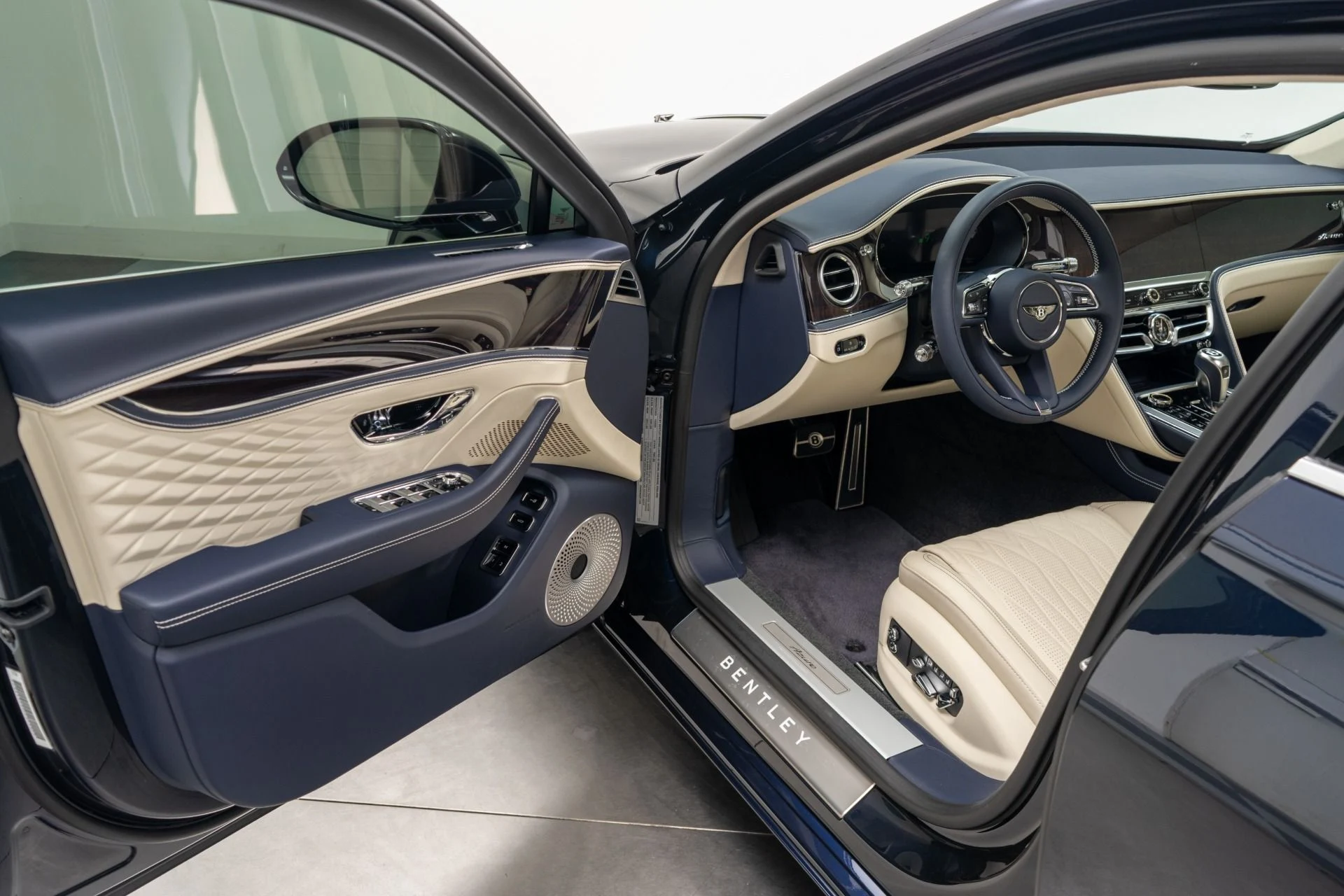 mph021_3280149635_Used_2026_Bentley_Flying_Spur_Azure_Bang_and_Olufsen_Audio_Mulliner_Driving_Specification_1778702450_e7b26dee05