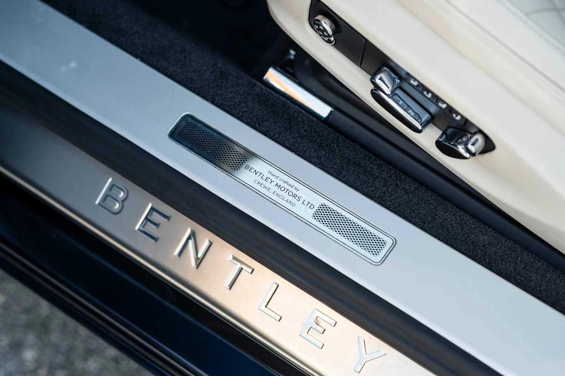 mph021_3282226262_1cf834b24e9642d313b8e9efb0e05071x_6c8c3b97fb