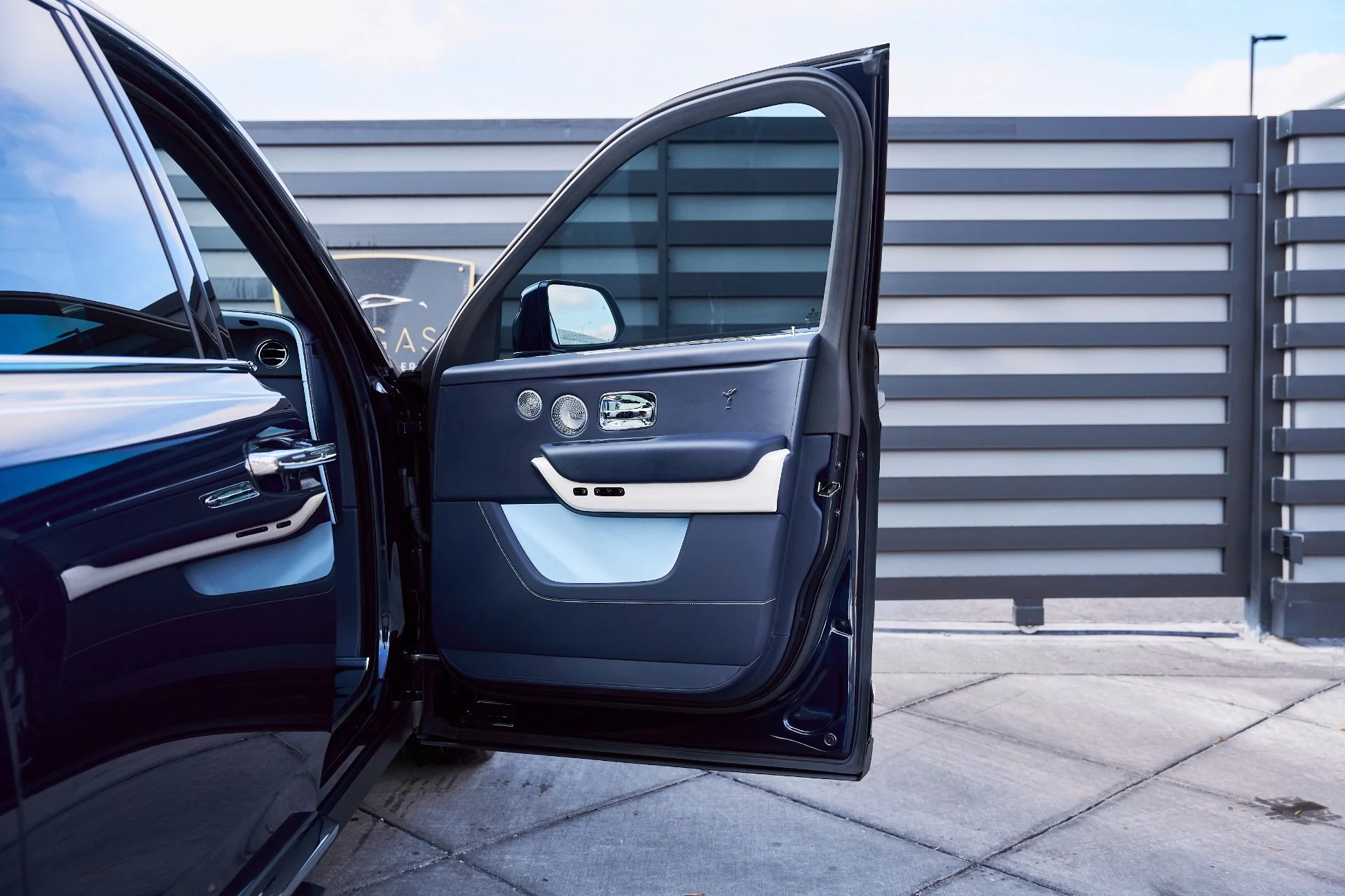 mph021_328889457_Used_2022_Rolls_Royce_Cullinan_Base_1767400070_3cfd0ca7a4