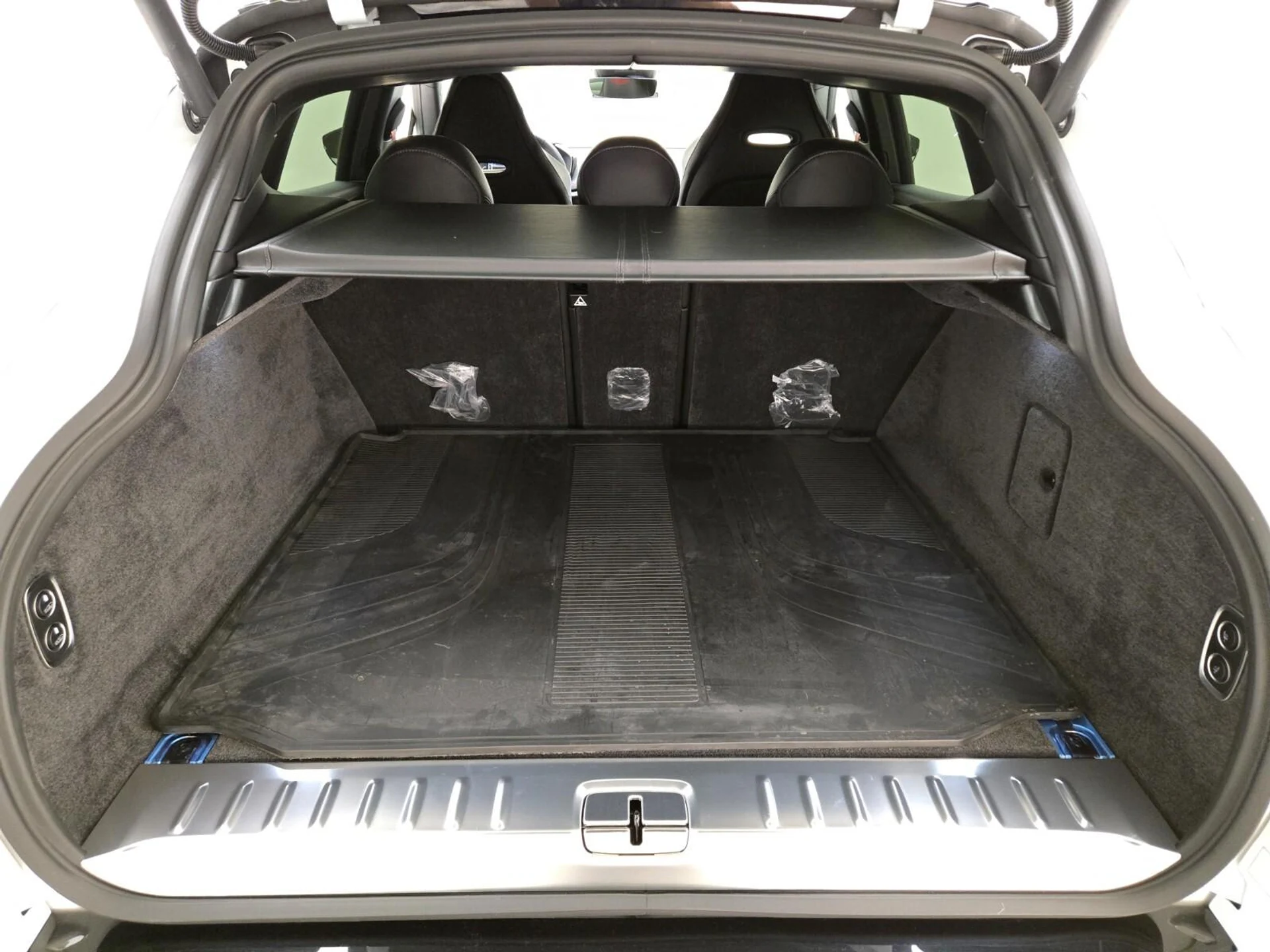 mph021_3291579463_New_2026_Aston_Martin_DBX_S_1776835389_568691e879