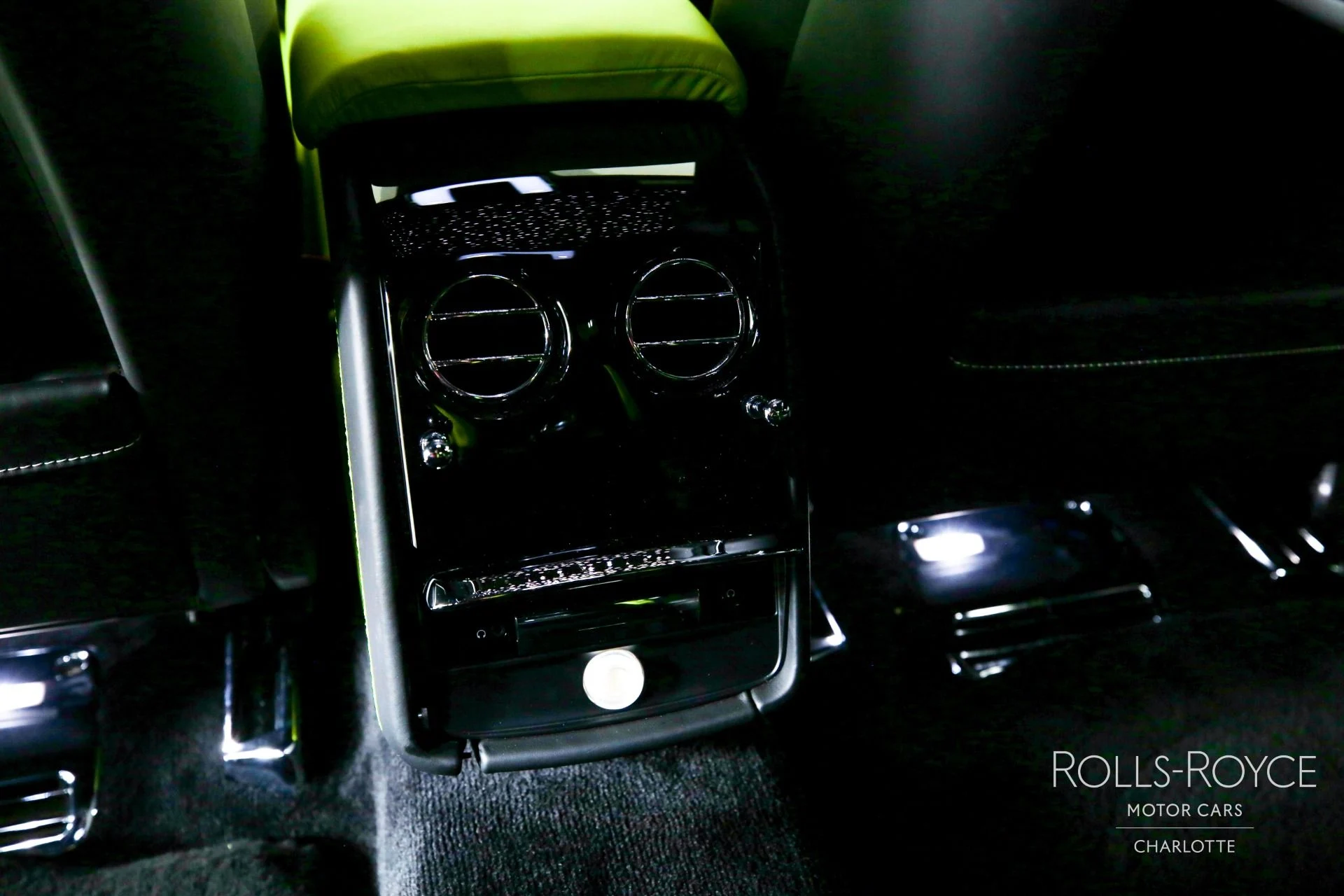 mph021_3299449782_Used_2019_Rolls_Royce_Phantom_1769450314_69991a99ab